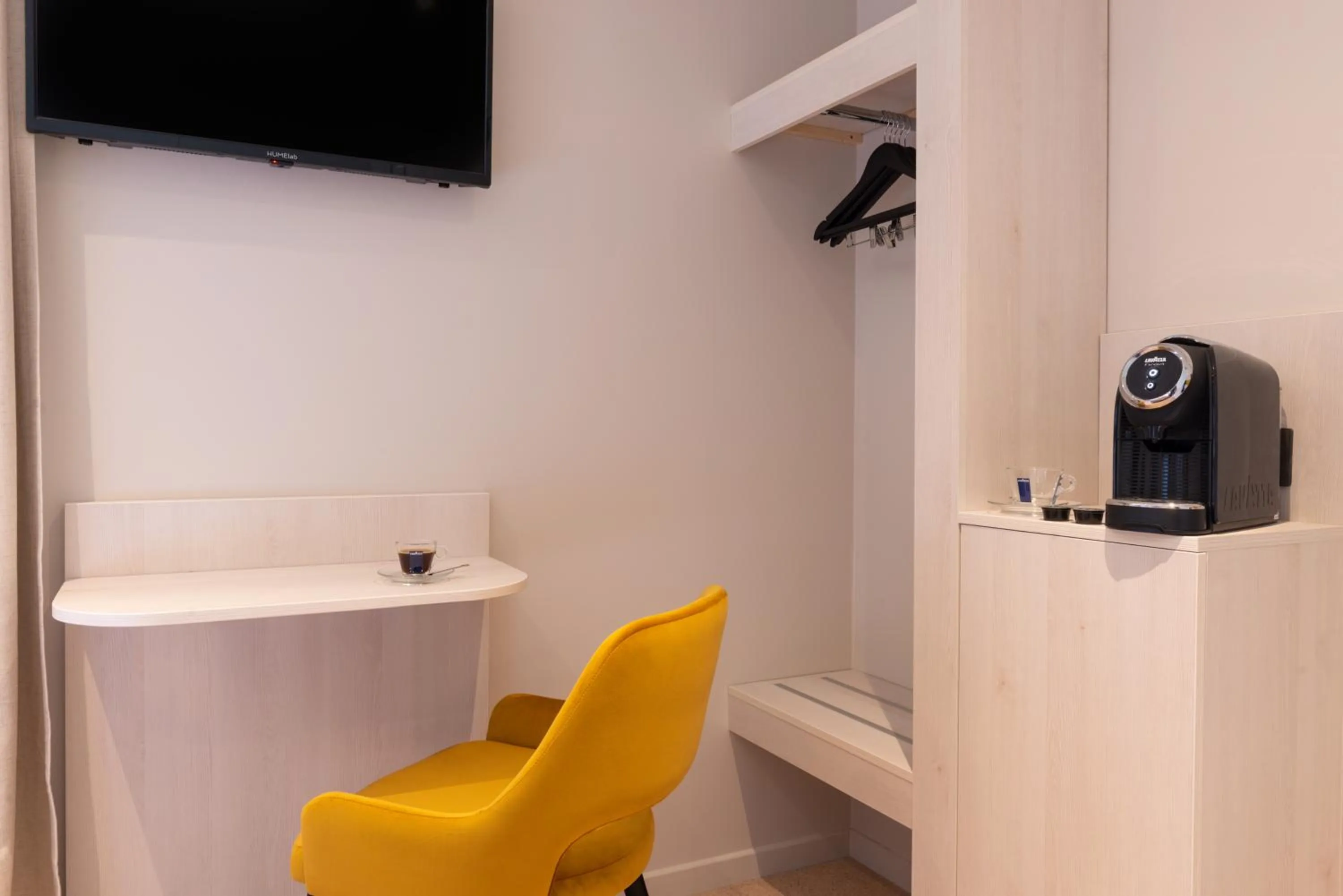 TV and multimedia in The Originals Boutique, Hôtel Porte de Dieppe