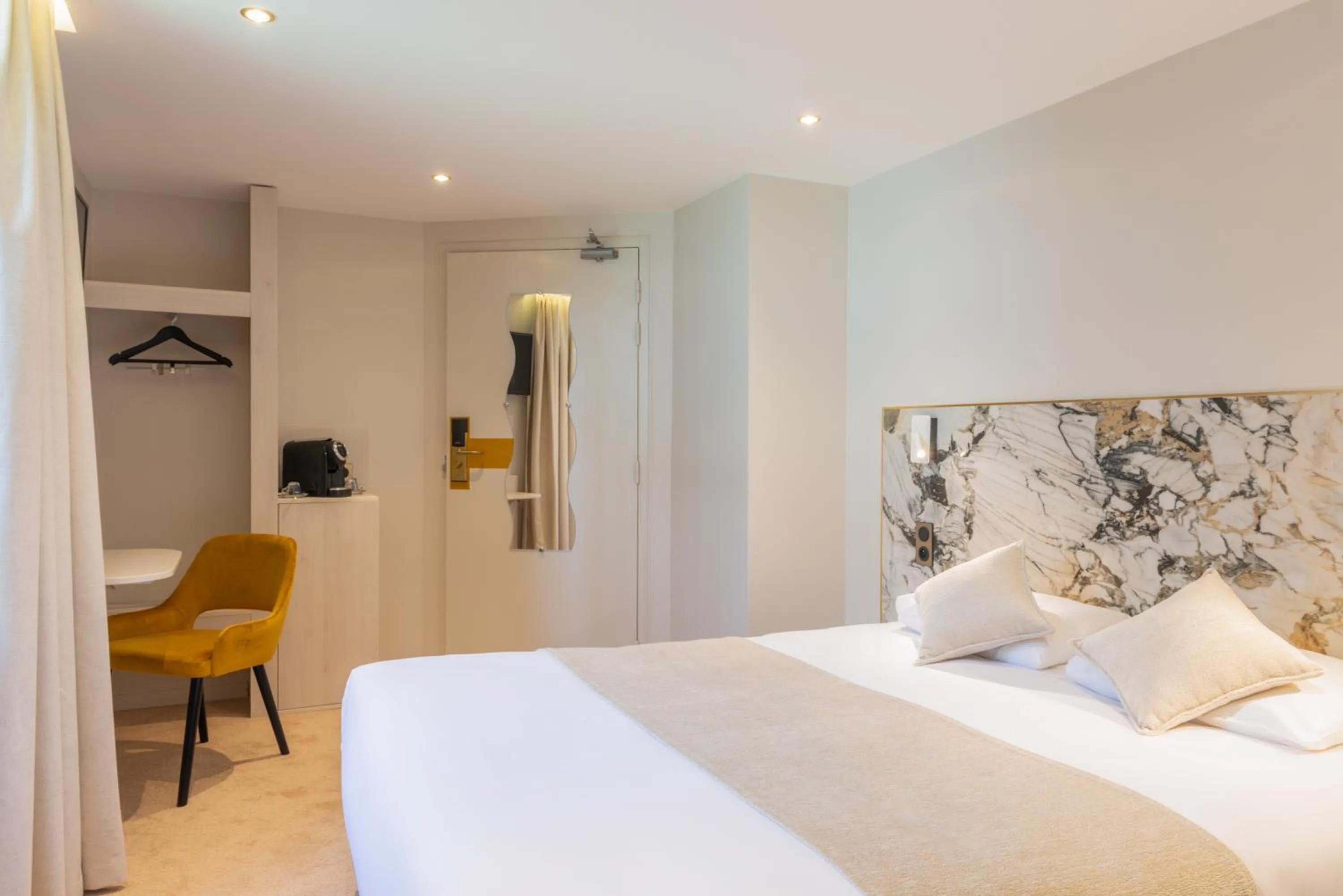 Bed in The Originals Boutique, Hôtel Porte de Dieppe