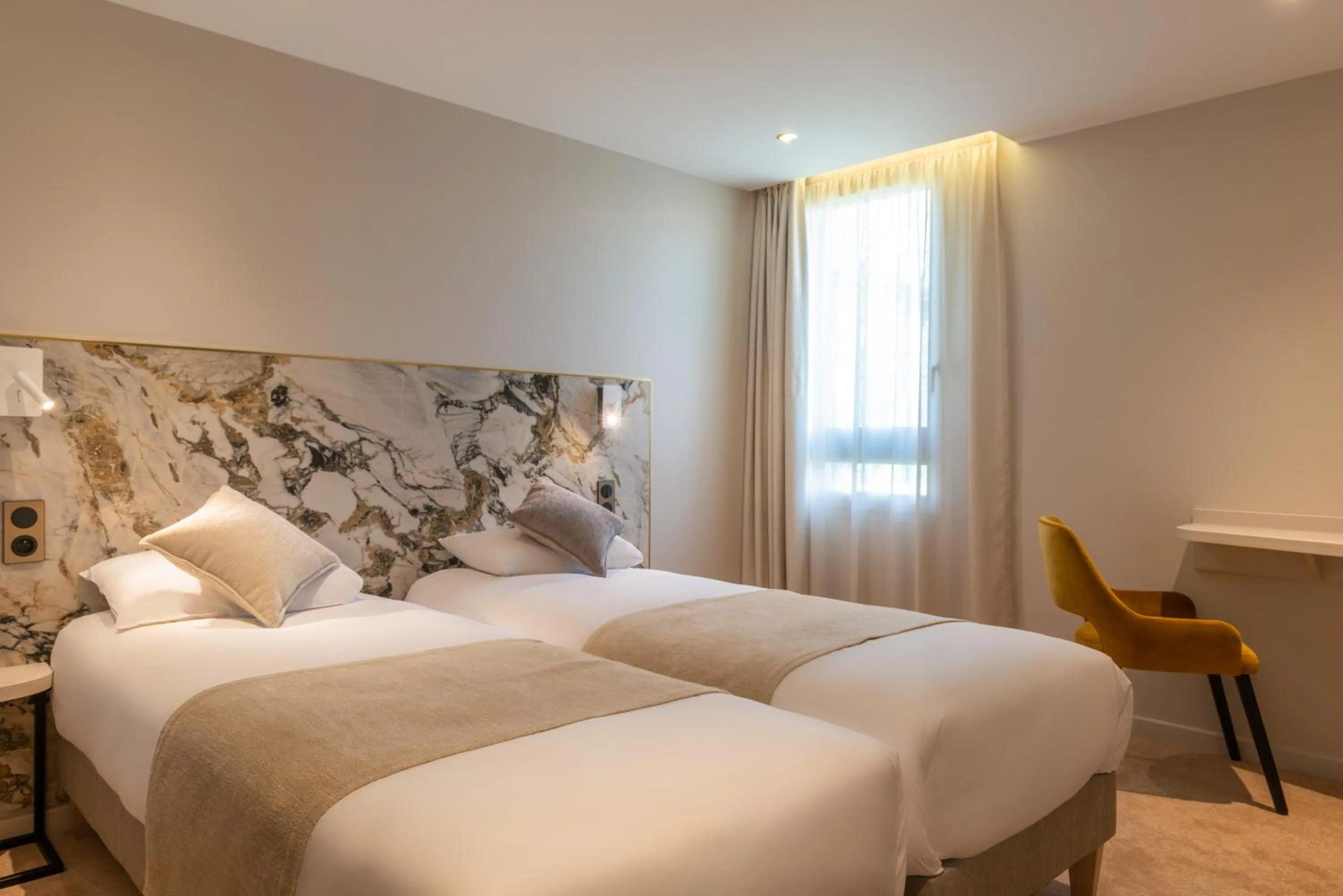 Bed in The Originals Boutique, Hôtel Porte de Dieppe