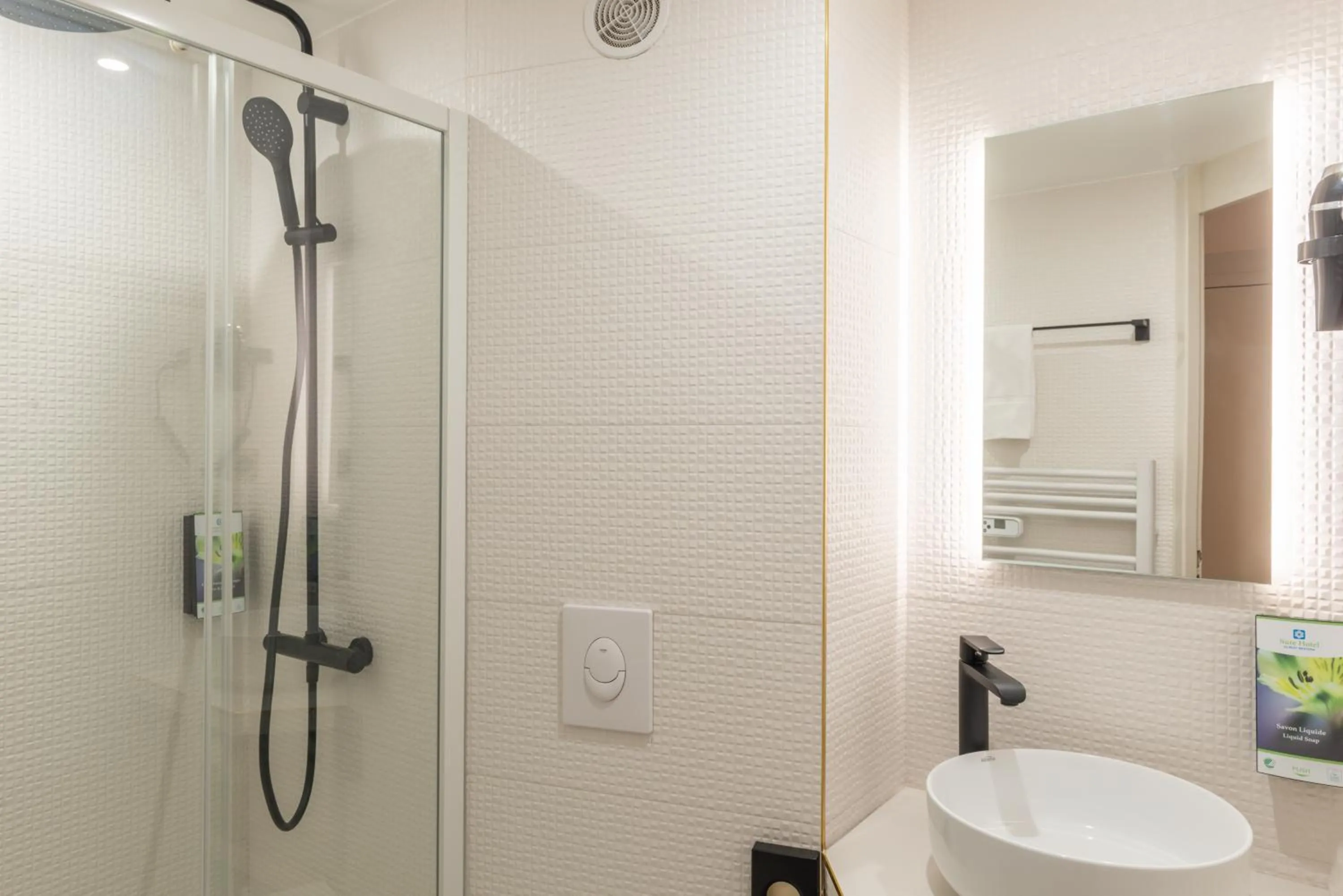 Shower in The Originals Boutique, Hôtel Porte de Dieppe