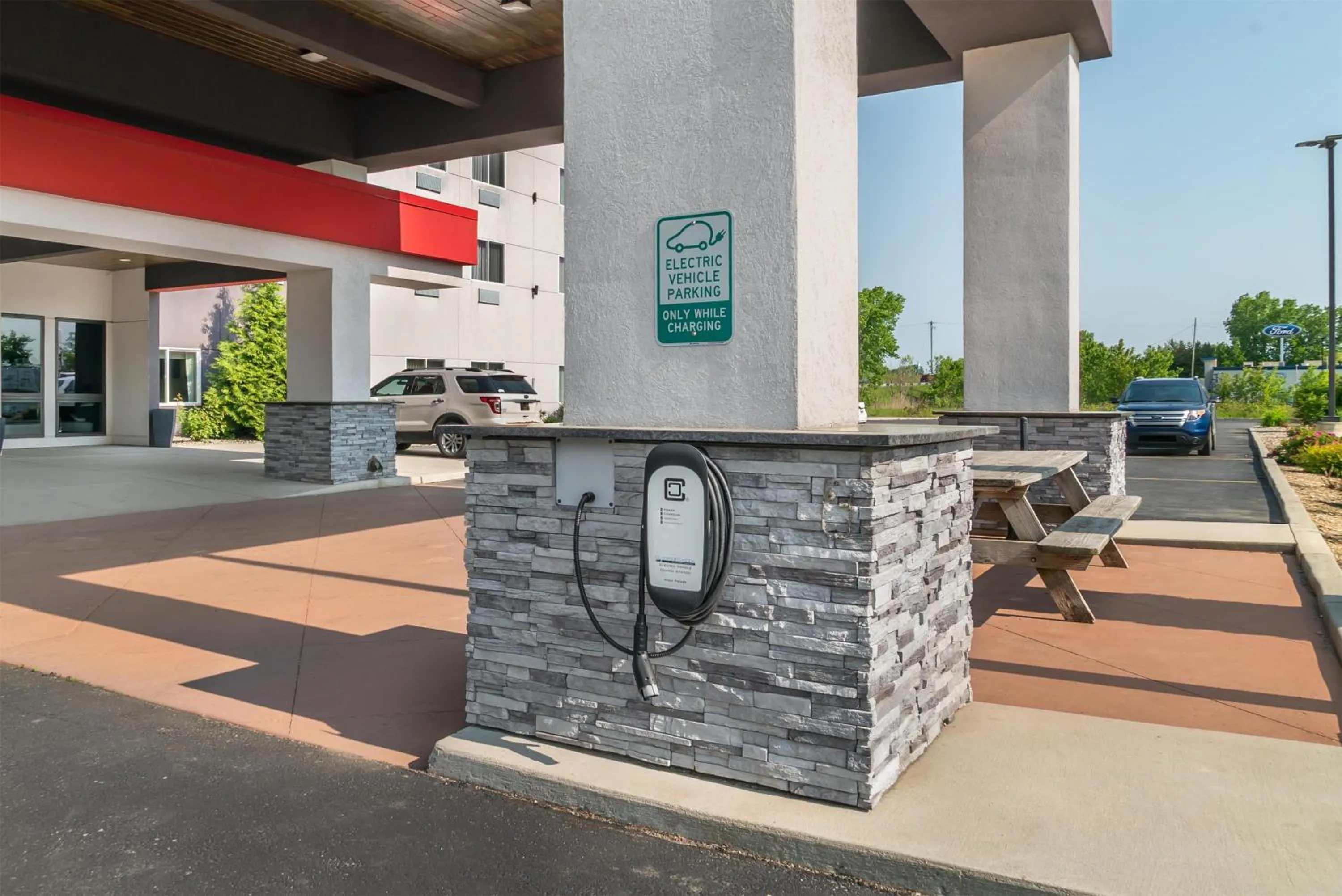 Property building in Best Western Plus Wayland Hotel