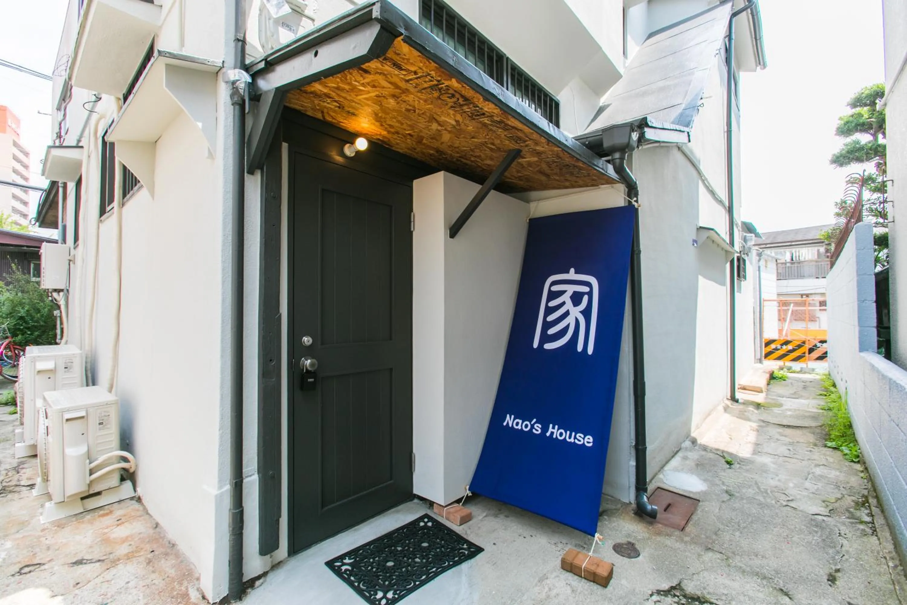 Facade/entrance in Nao's House USJ 一軒家貸切