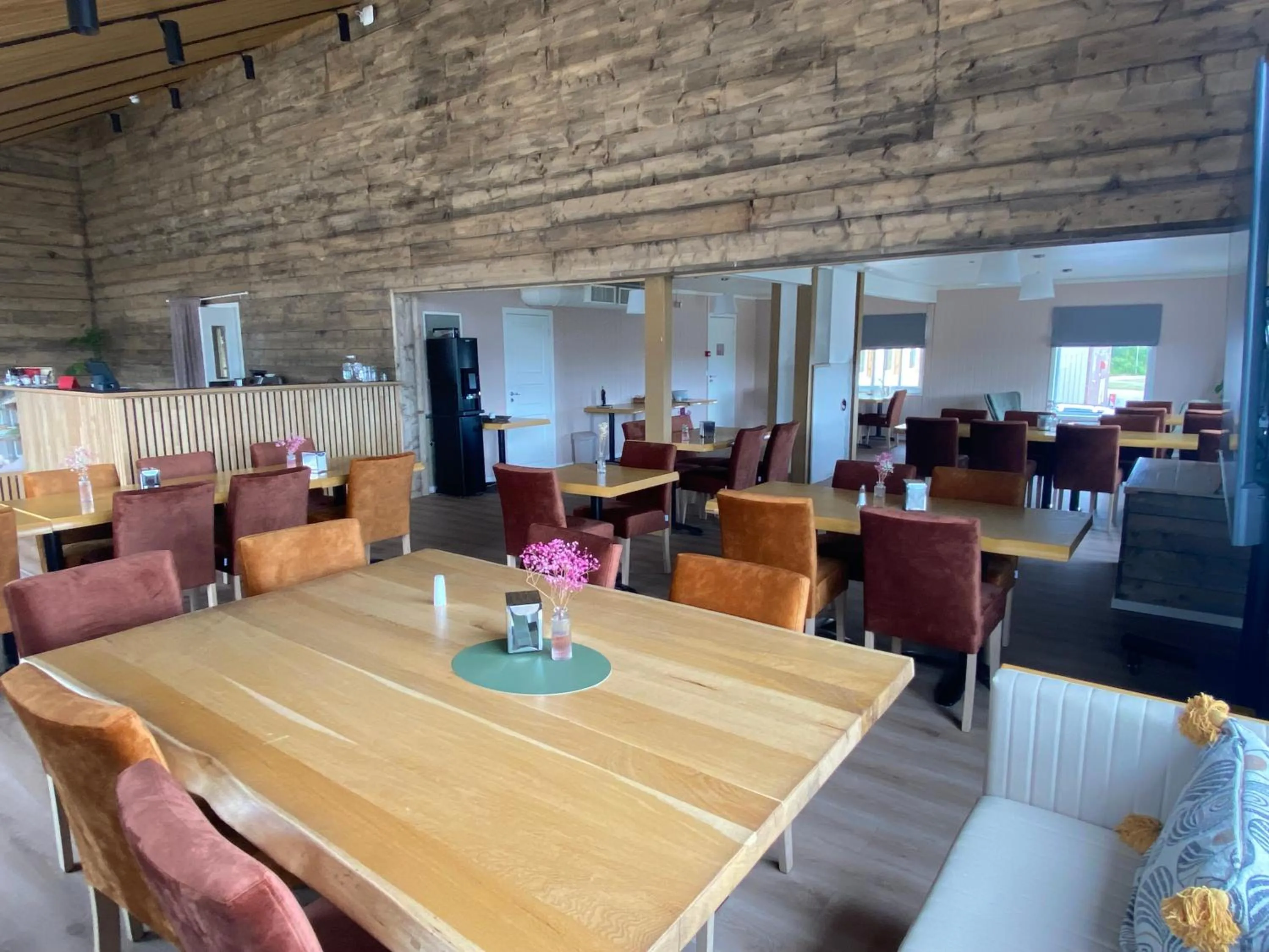 Restaurant/places to eat in 8 Seasons Hotel