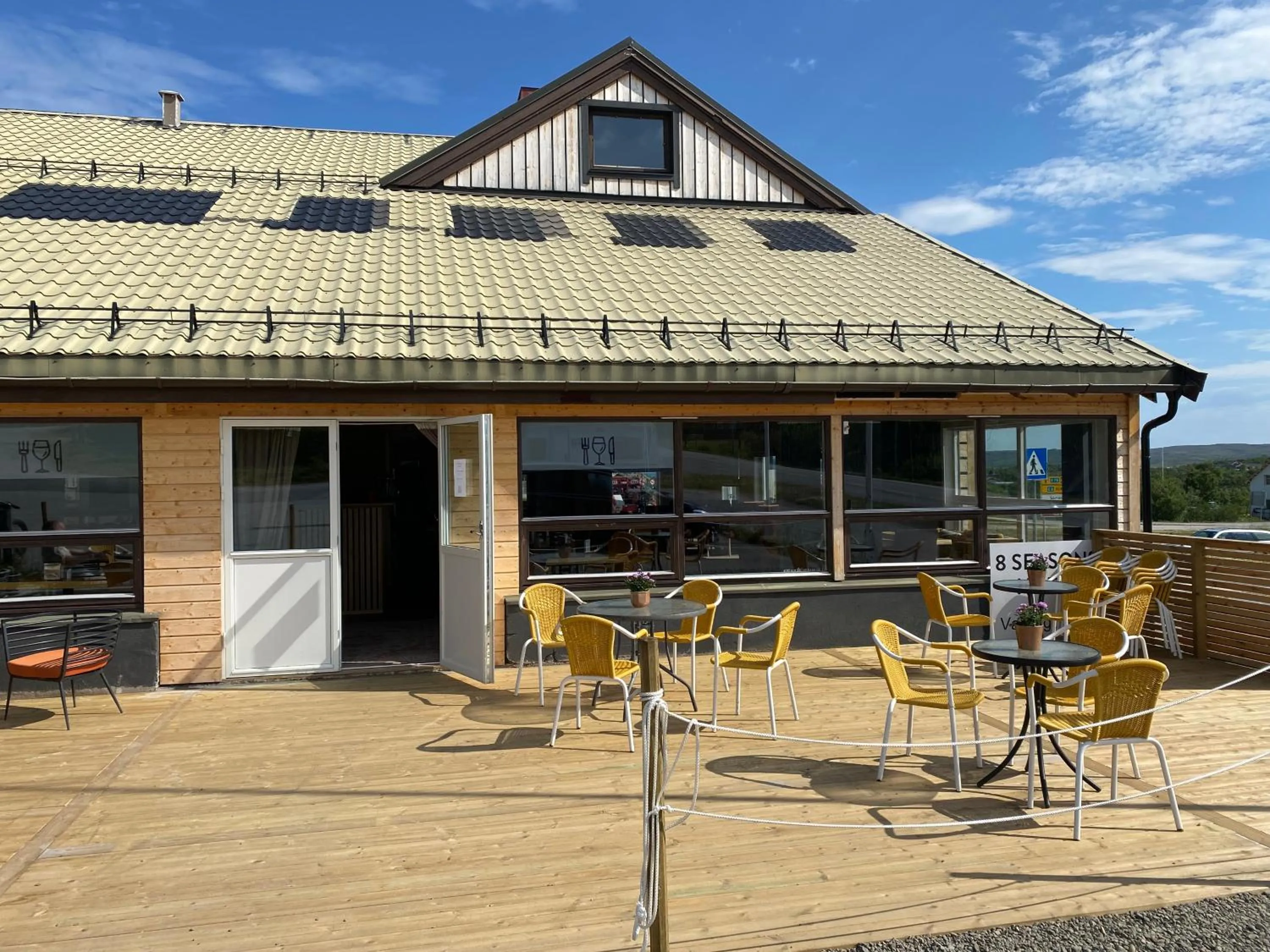 Restaurant/places to eat in 8 Seasons Hotel