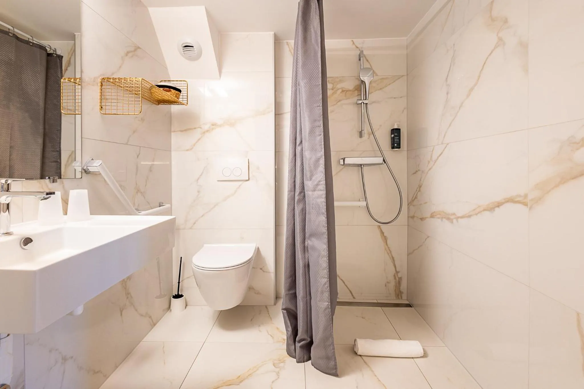 Bathroom in Brit Hotel, Spa & Restaurant - Colmar Est