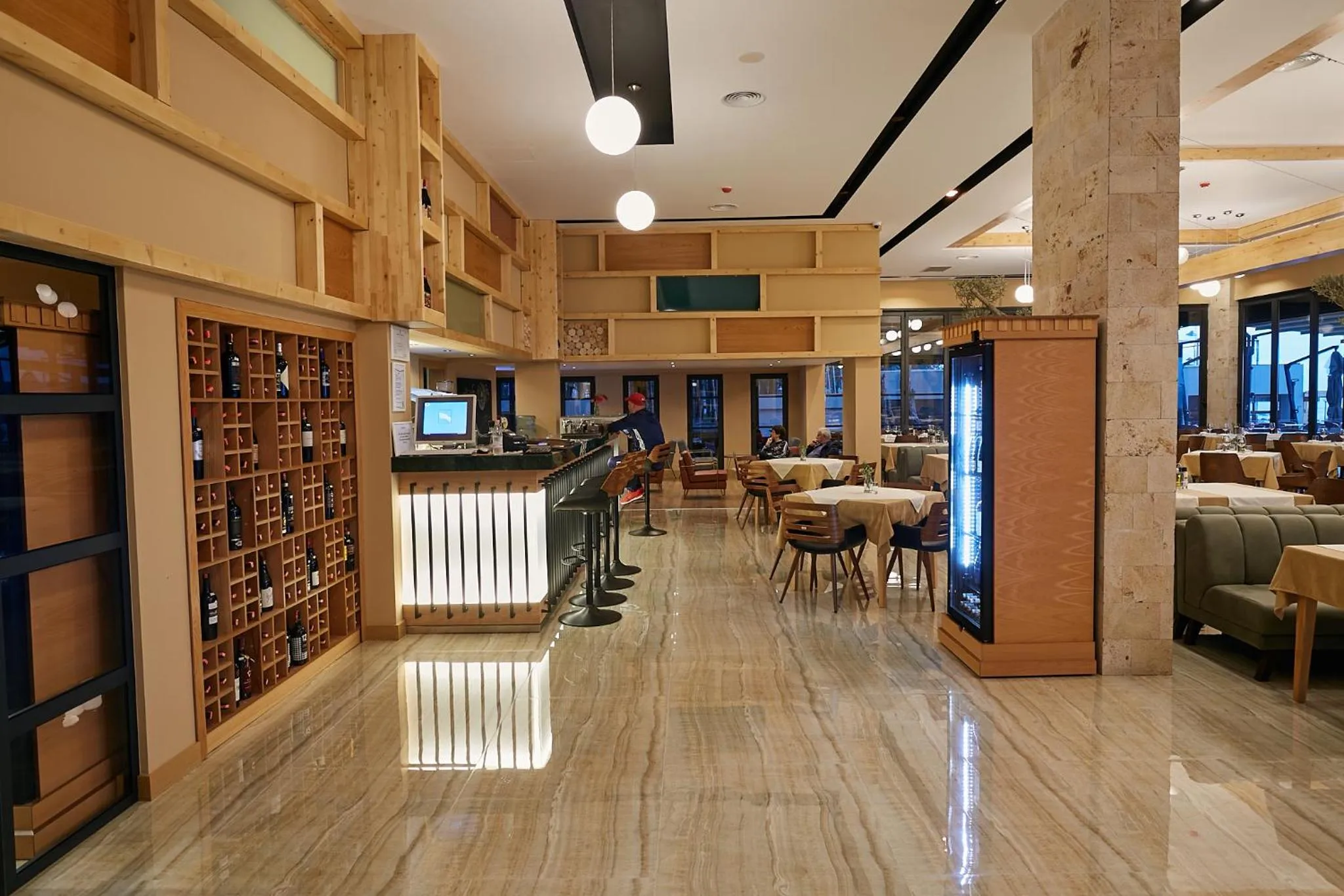 Restaurant/places to eat in ETER Hotel