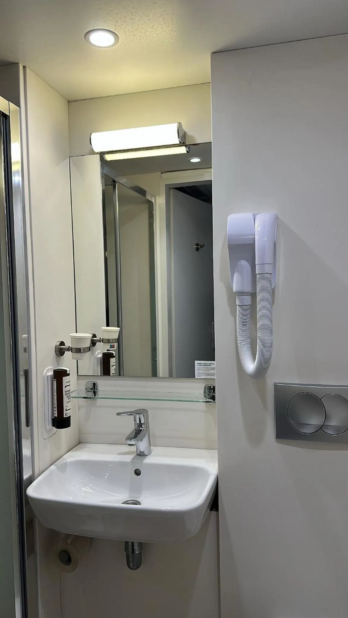 Shower in Hotel Reseda