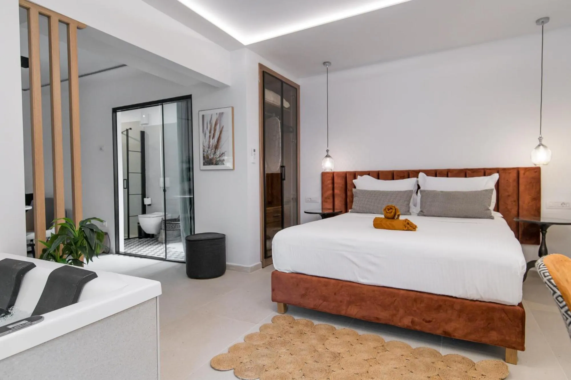 Photo of the whole room in The Well Parga