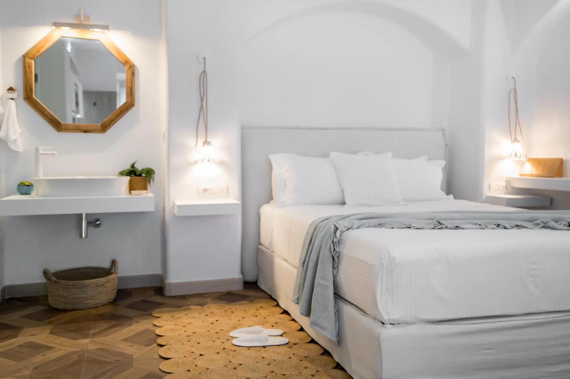 Photo of the whole room in The Well Parga