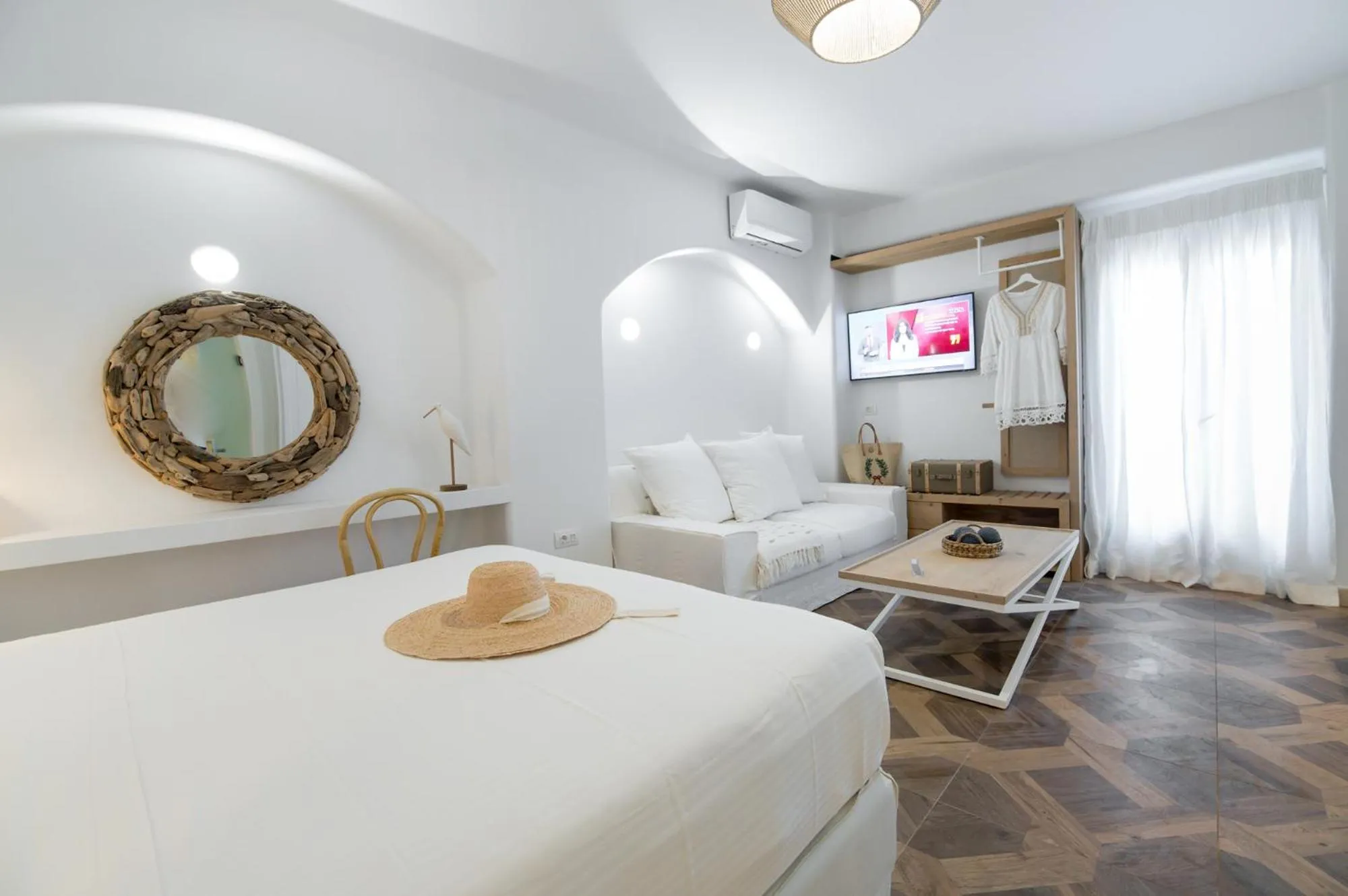 Photo of the whole room in The Well Parga