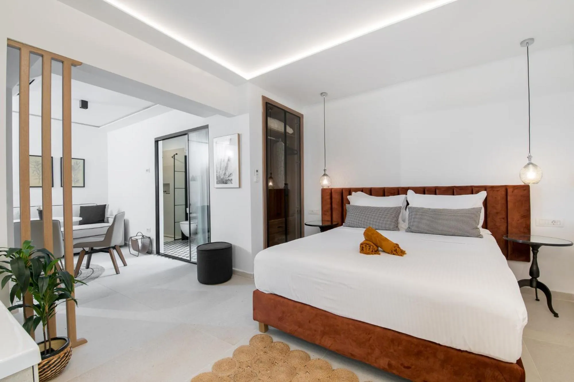 Photo of the whole room in The Well Parga