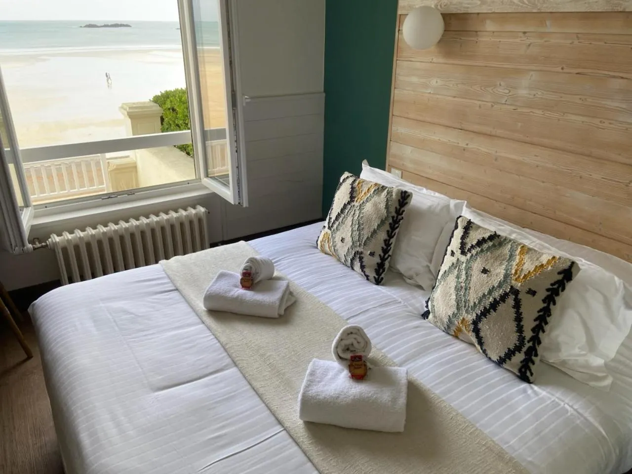 Photo of the whole room, Bed in Alba hotel