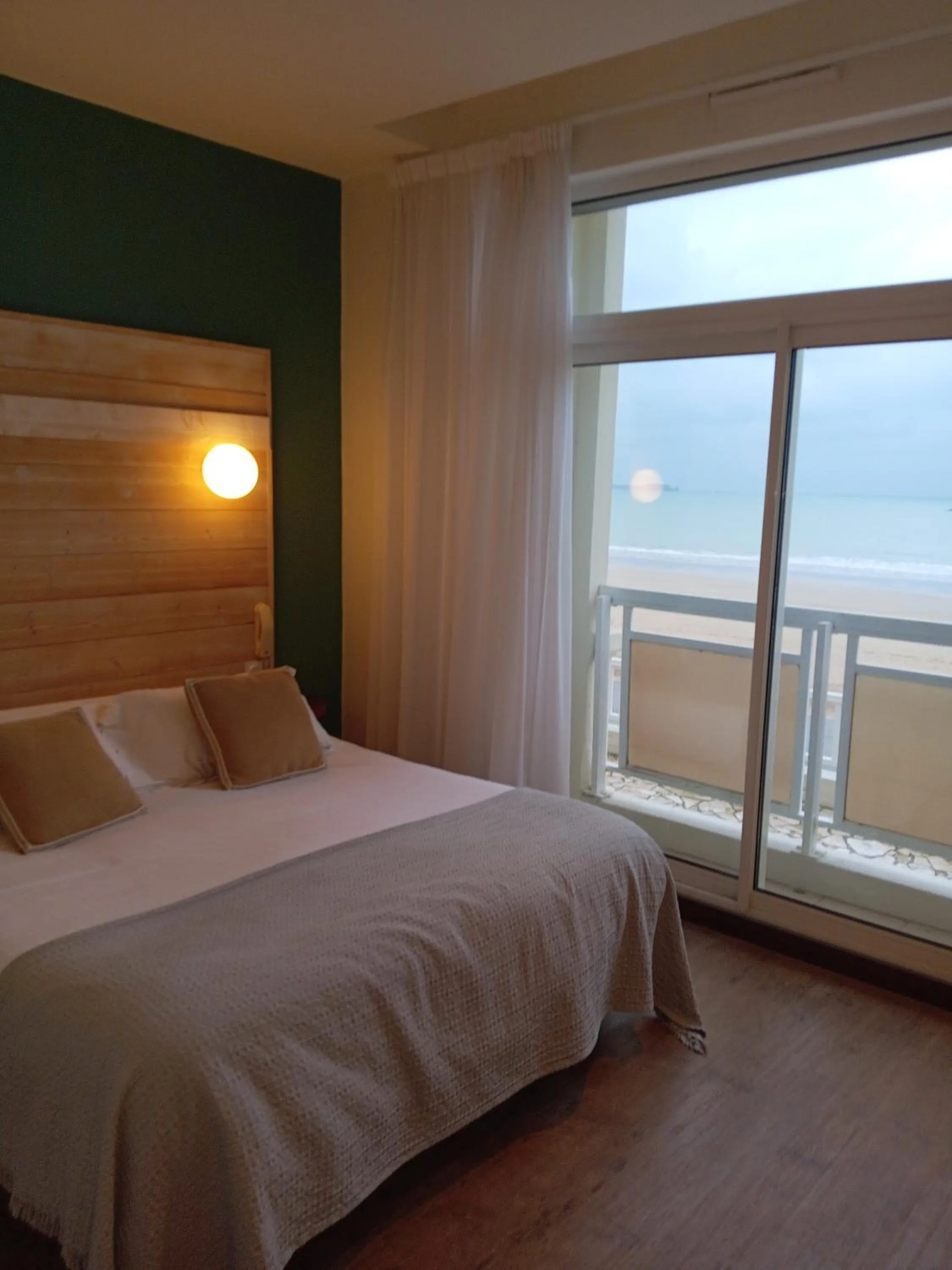 Photo of the whole room, Bed in Alba hotel