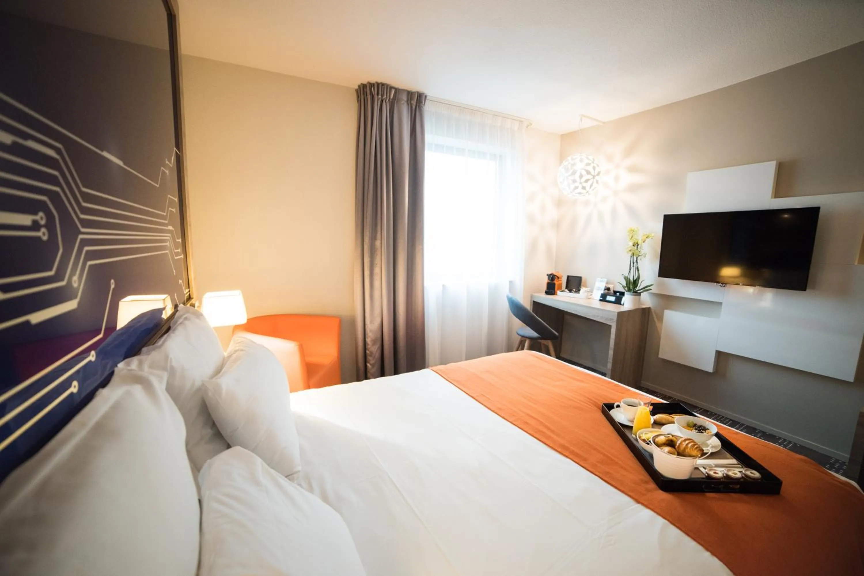 Photo of the whole room, Bed in Mercure Poitiers Site du Futuroscope