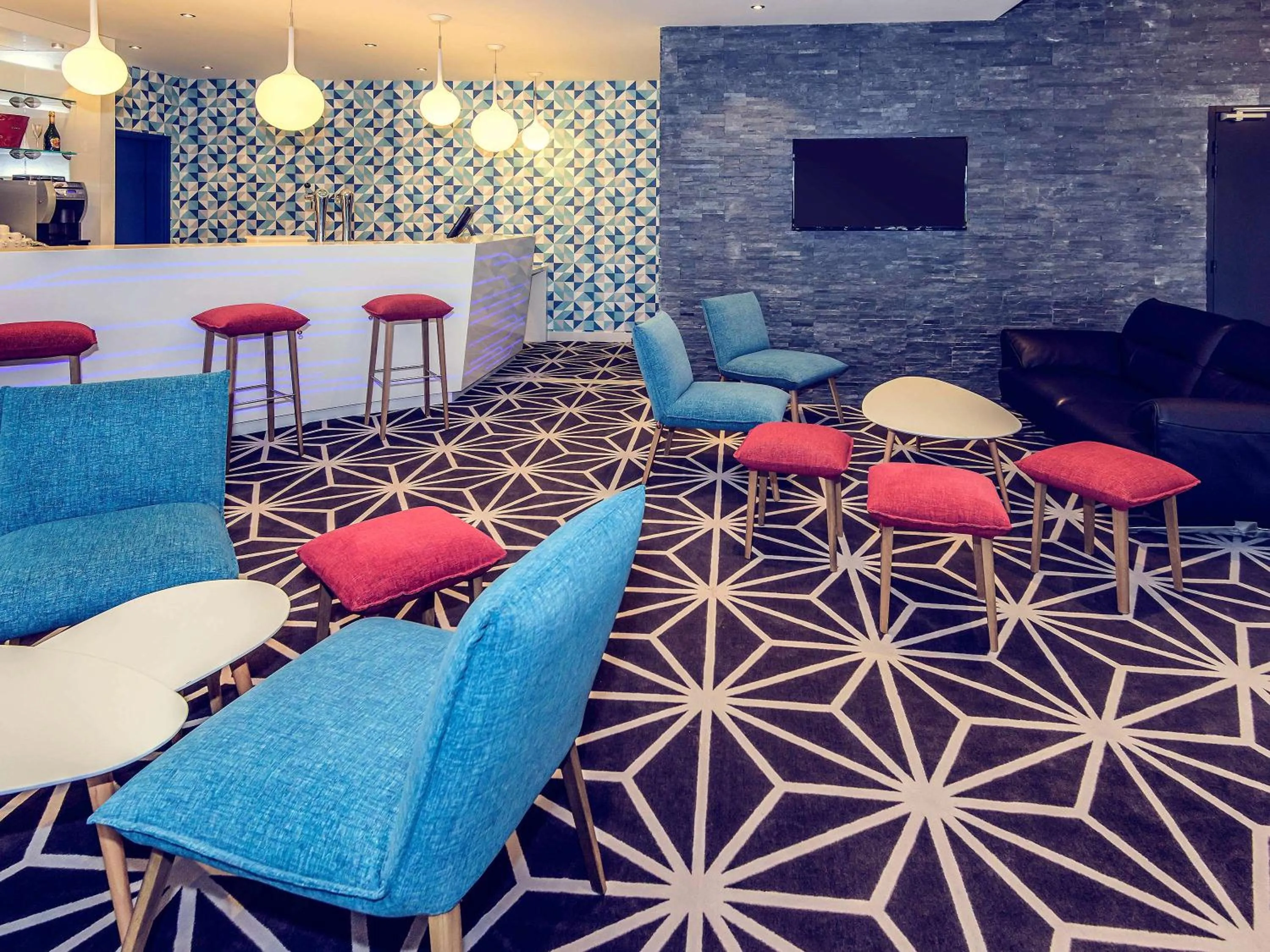 Lounge or bar in Mercure Poitiers Site du Futuroscope