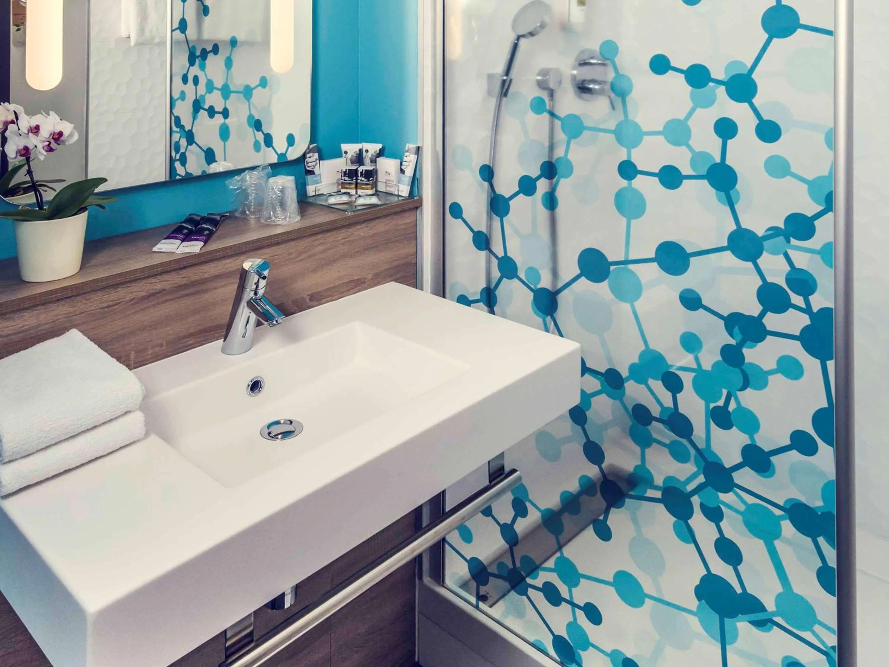 Photo of the whole room in Mercure Poitiers Site du Futuroscope