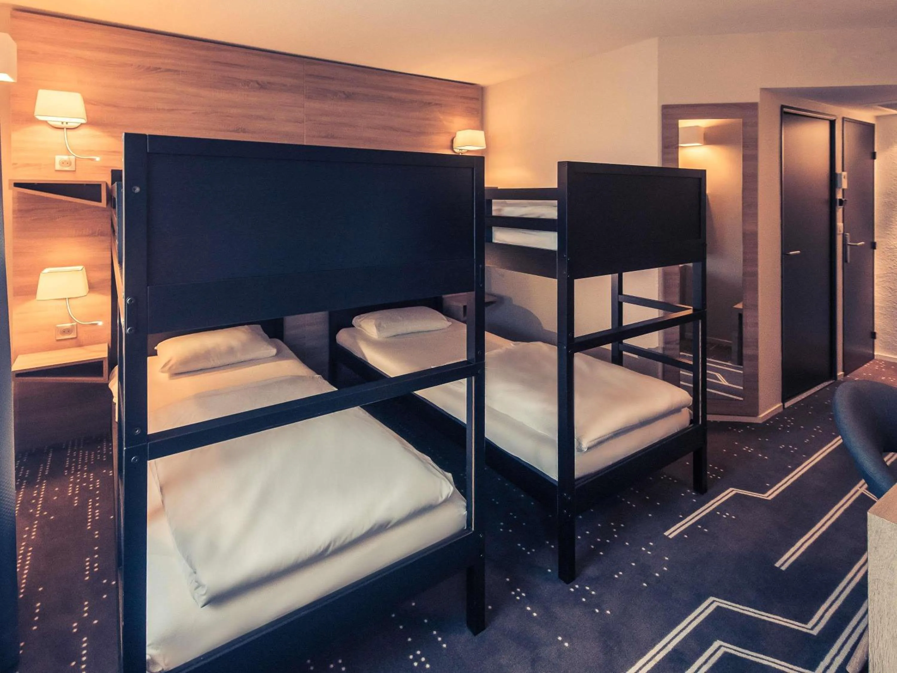 Bedroom, Bed in Mercure Poitiers Site du Futuroscope