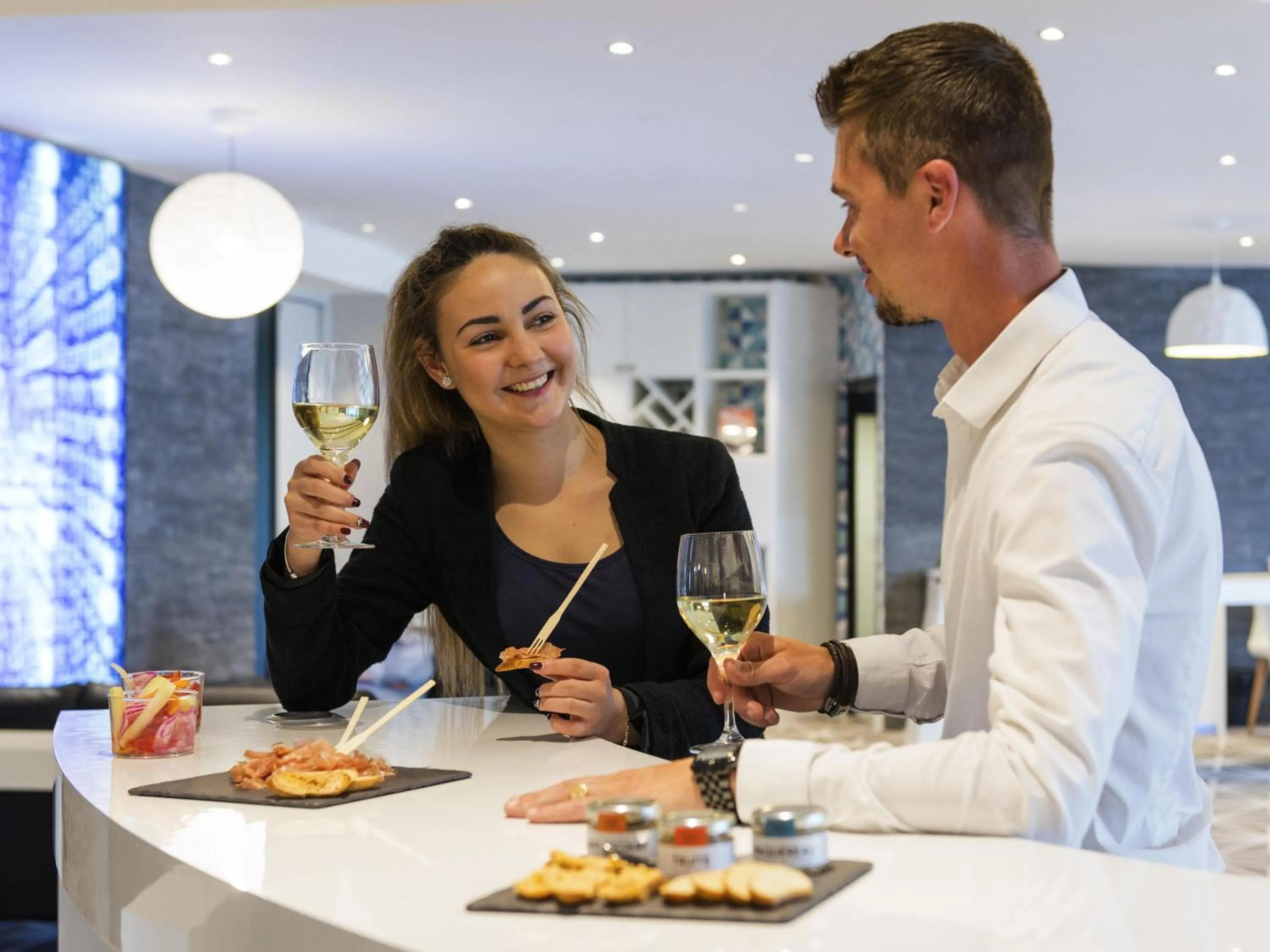 Lounge or bar in Mercure Poitiers Site du Futuroscope