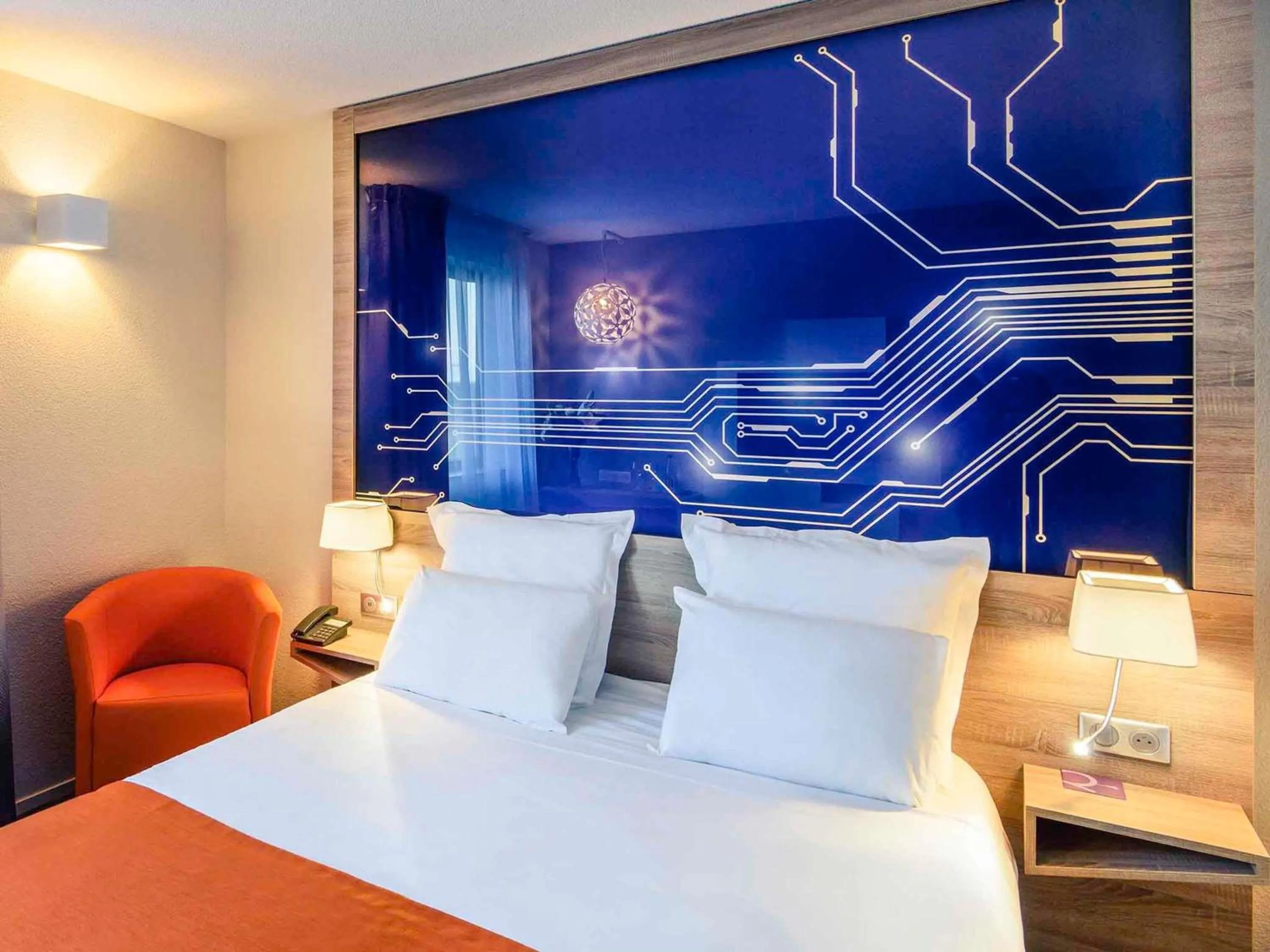 Bedroom, Bed in Mercure Poitiers Site du Futuroscope