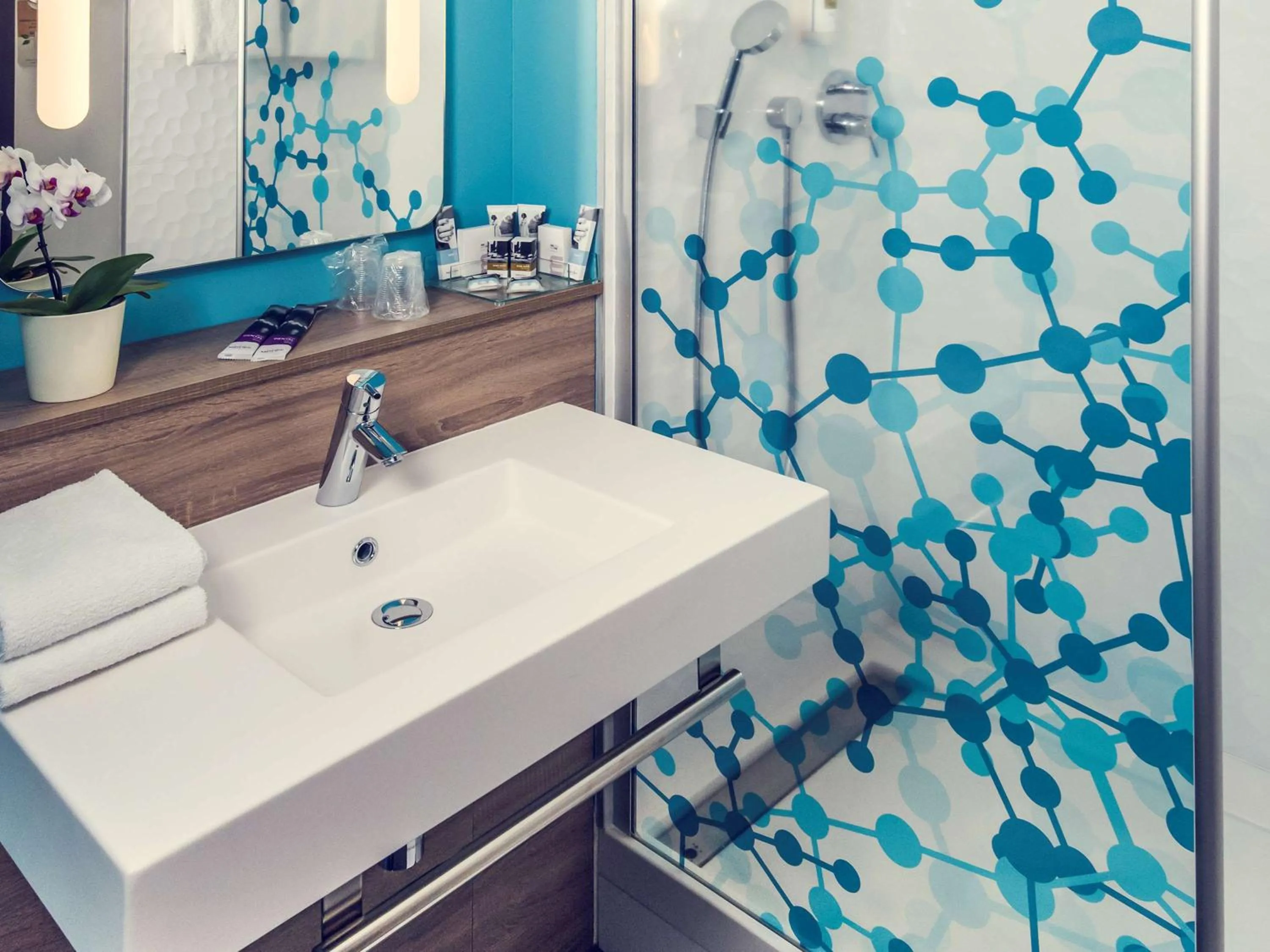 Photo of the whole room in Mercure Poitiers Site du Futuroscope