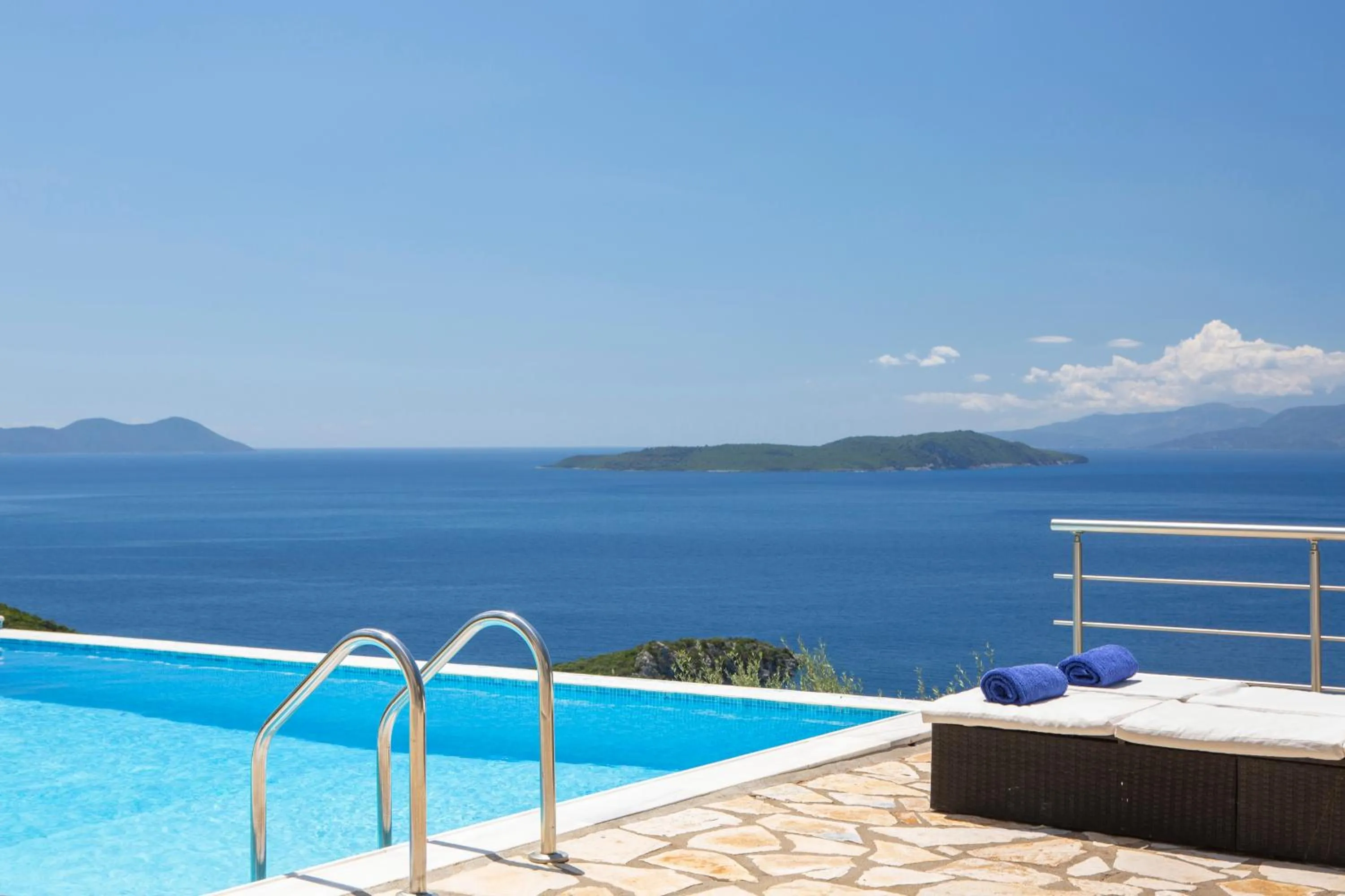 Swimming pool in Dream View Villas