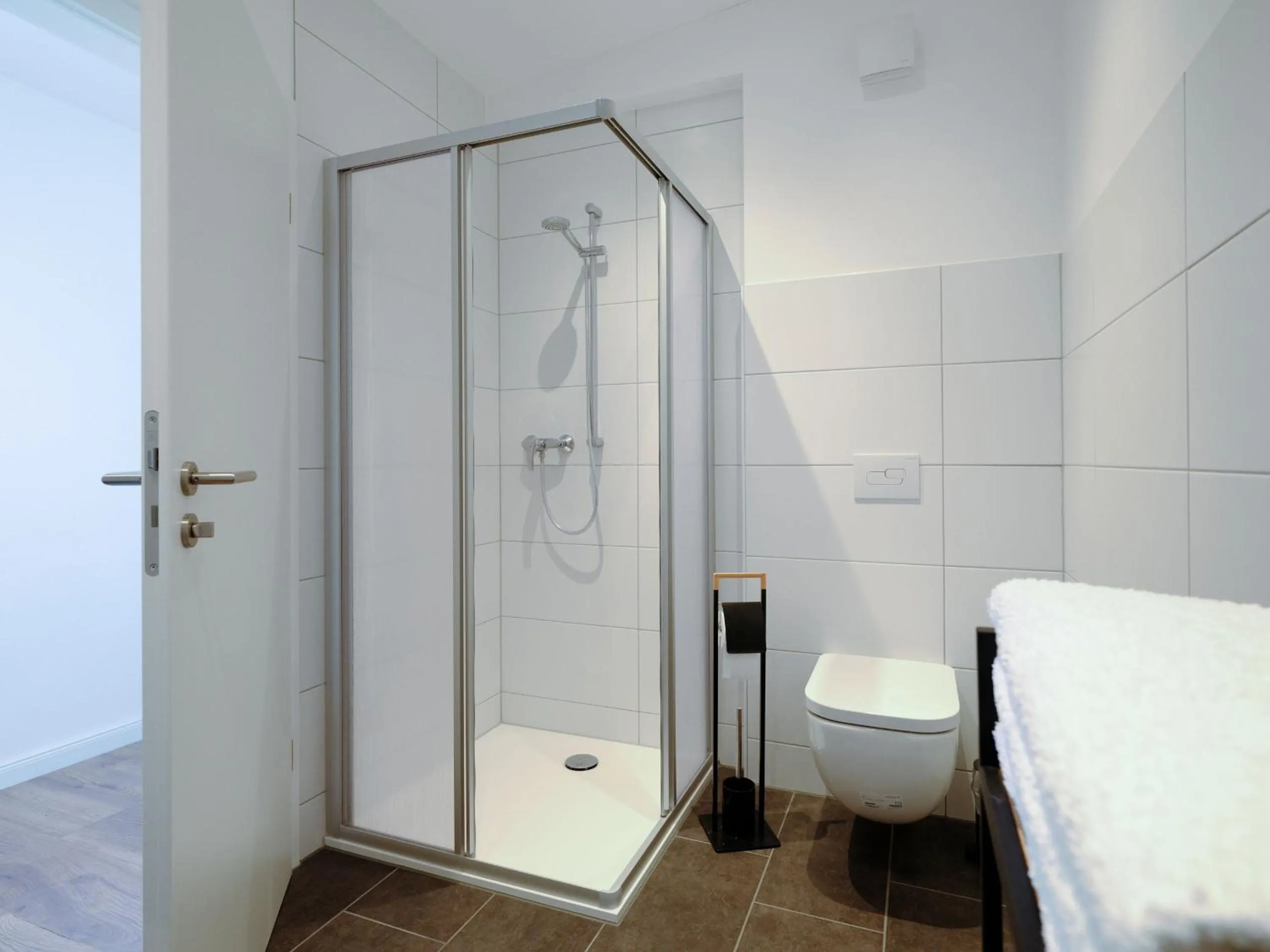 Shower, Bed in Travel Art Boardinghouse