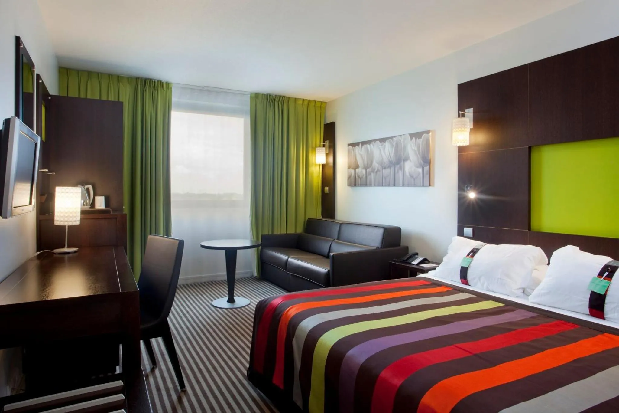 Photo of the whole room, Bed in Holiday Inn Dijon Toison D'or by IHG