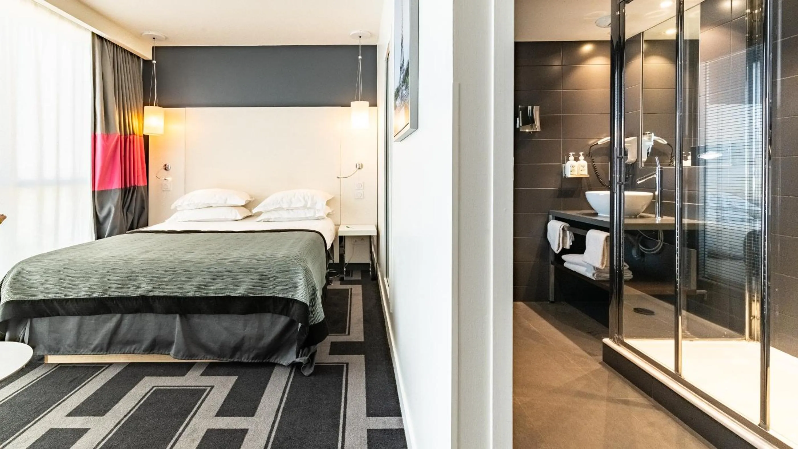 Bathroom, Bed in Holiday Inn Dijon Toison D'or by IHG