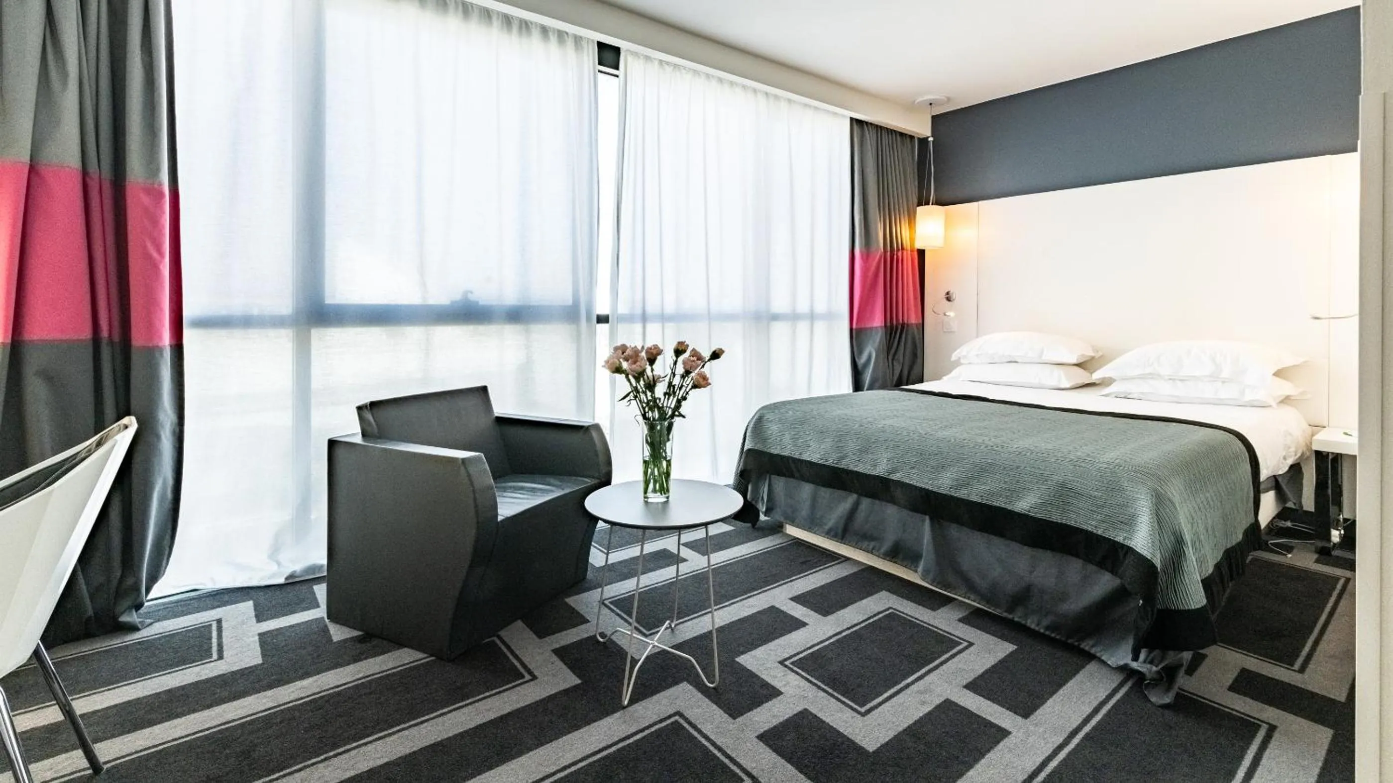 Bedroom, Bed in Holiday Inn Dijon Toison D'or by IHG