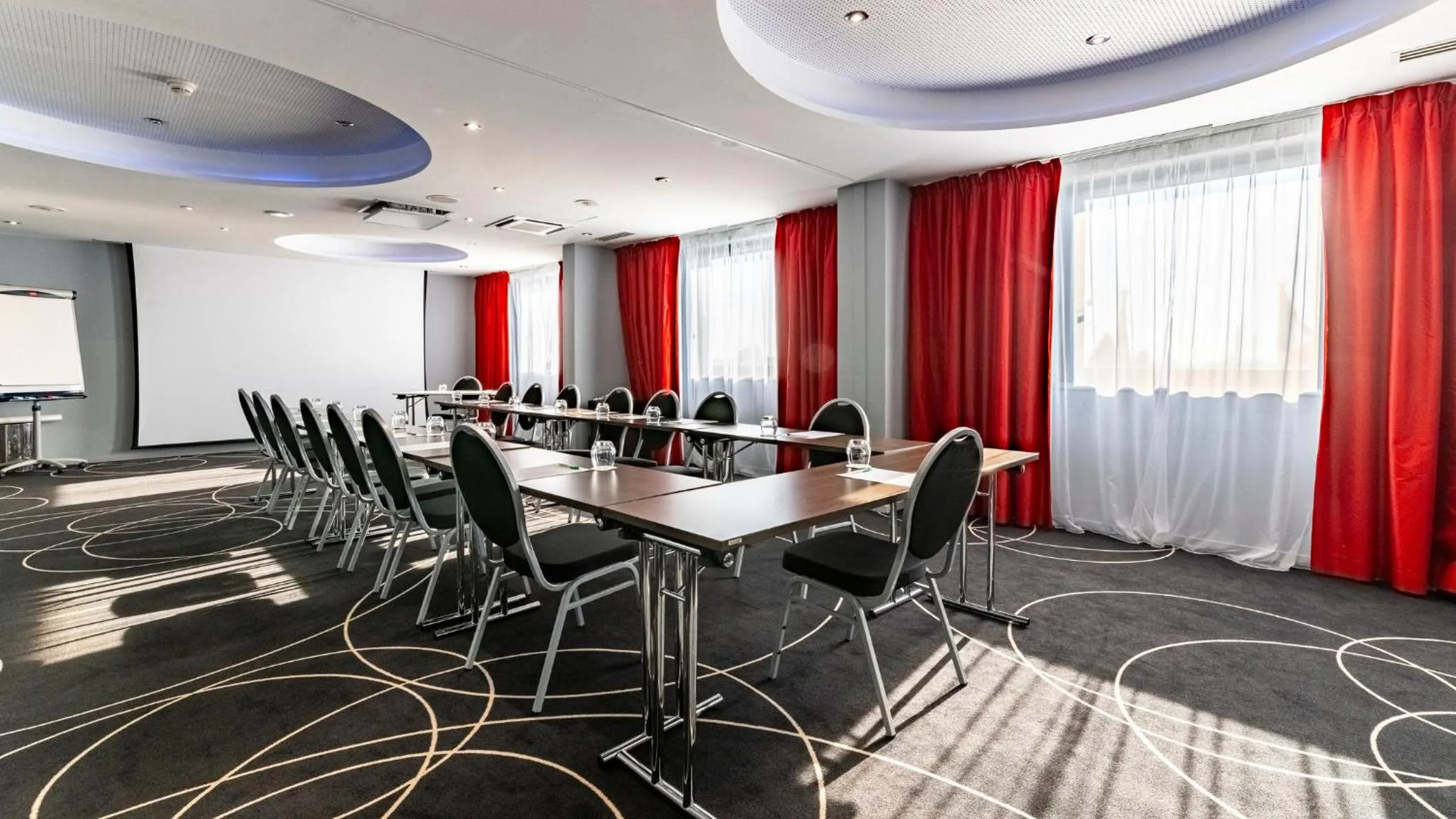 Meeting/conference room in Holiday Inn Dijon Toison D'or by IHG