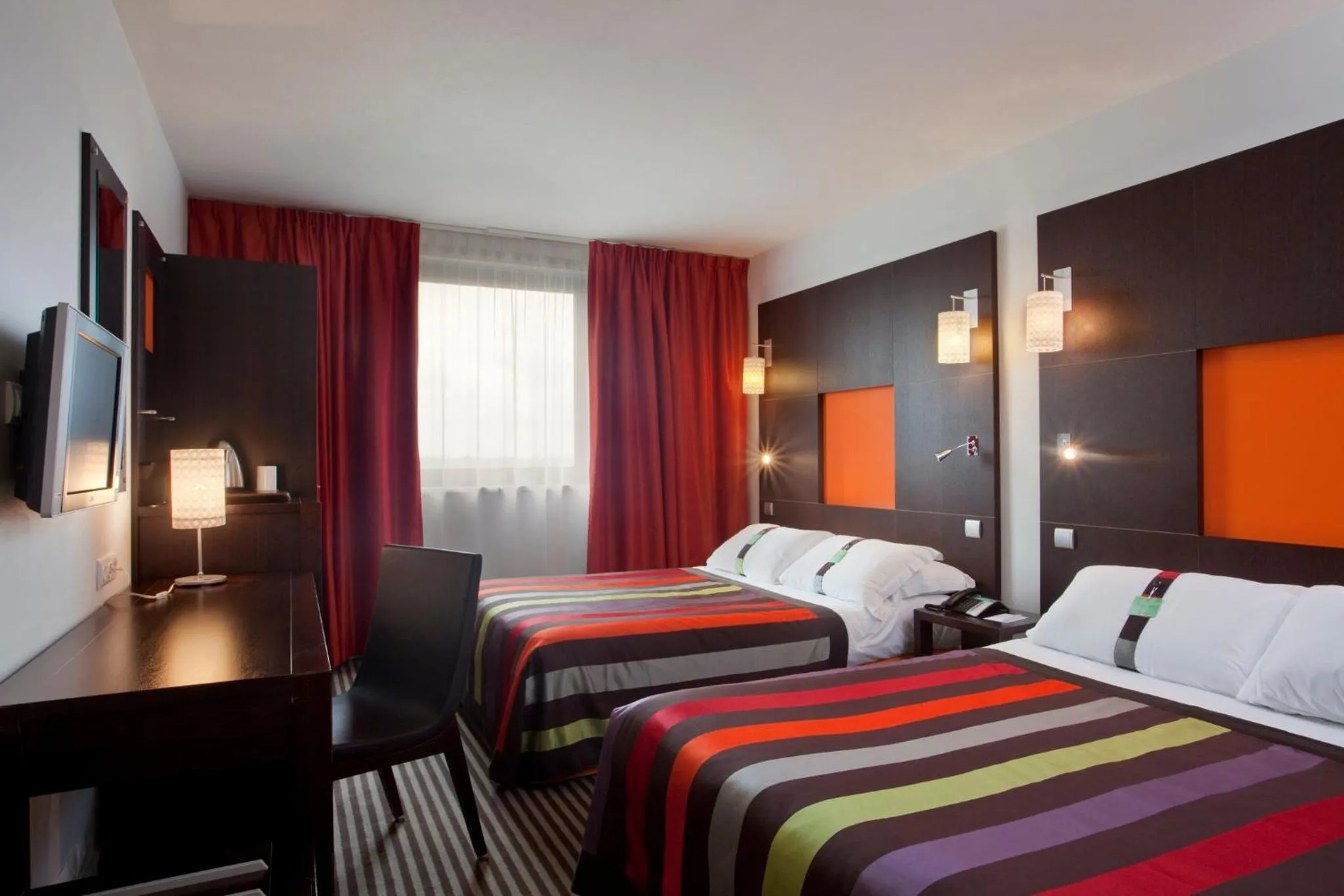 Photo of the whole room, Bed in Holiday Inn Dijon Toison D'or by IHG