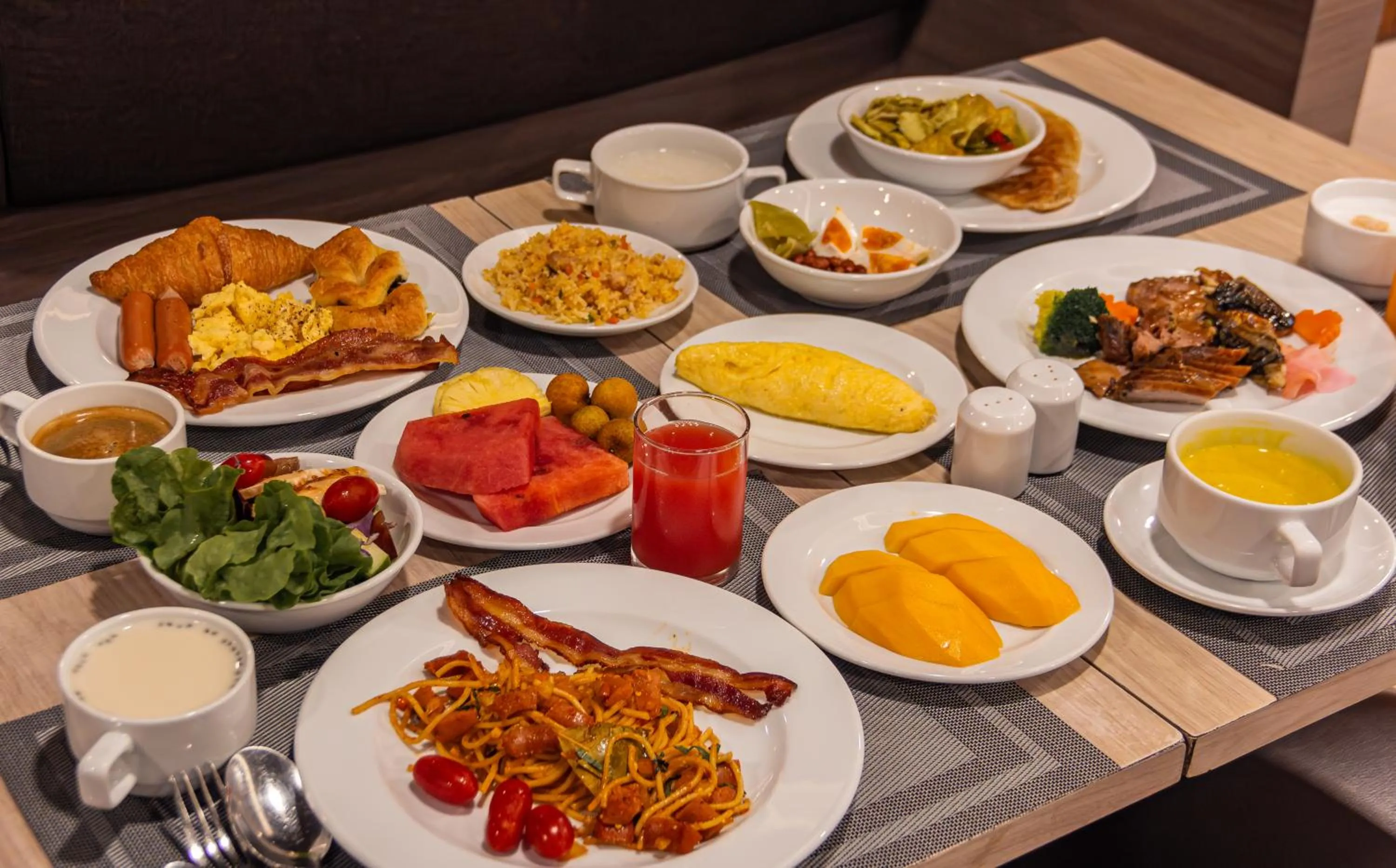 Food and drinks in Jasmine Grande Residence