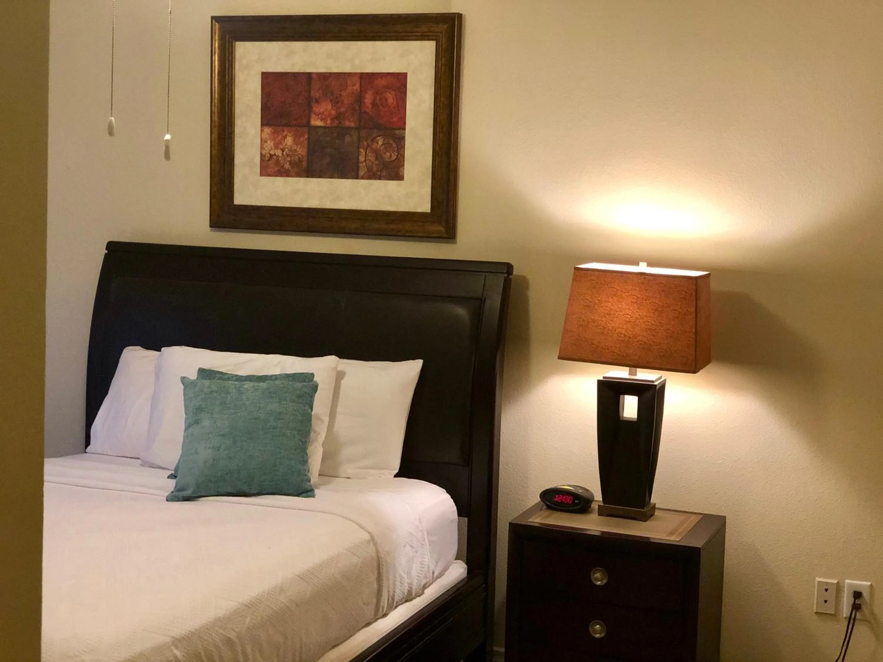 Bed in The Reside Fully Furnished Condos - Medical Stays Welcome