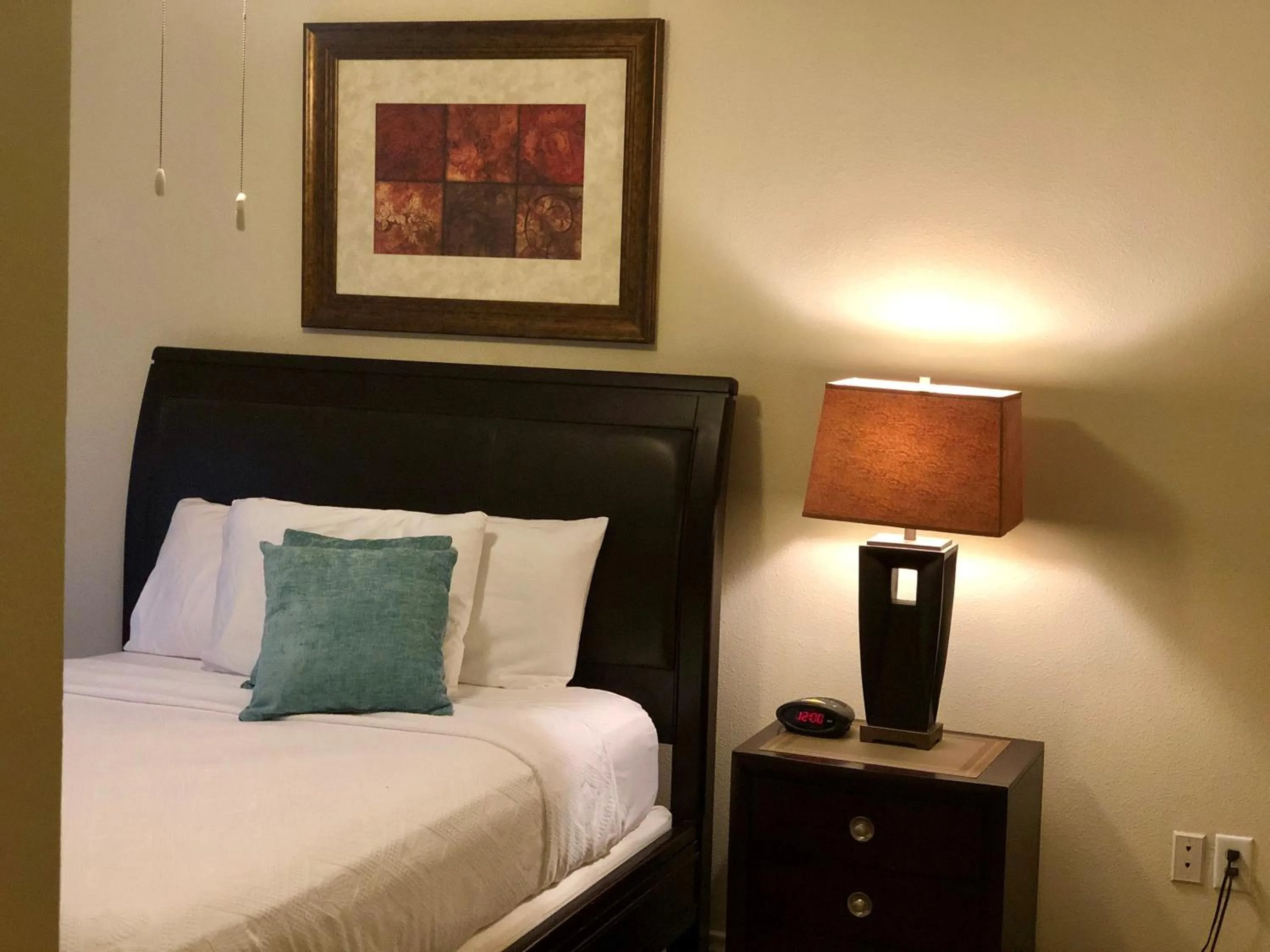 Bed in The Reside Fully Furnished Condos - Medical Stays Welcome