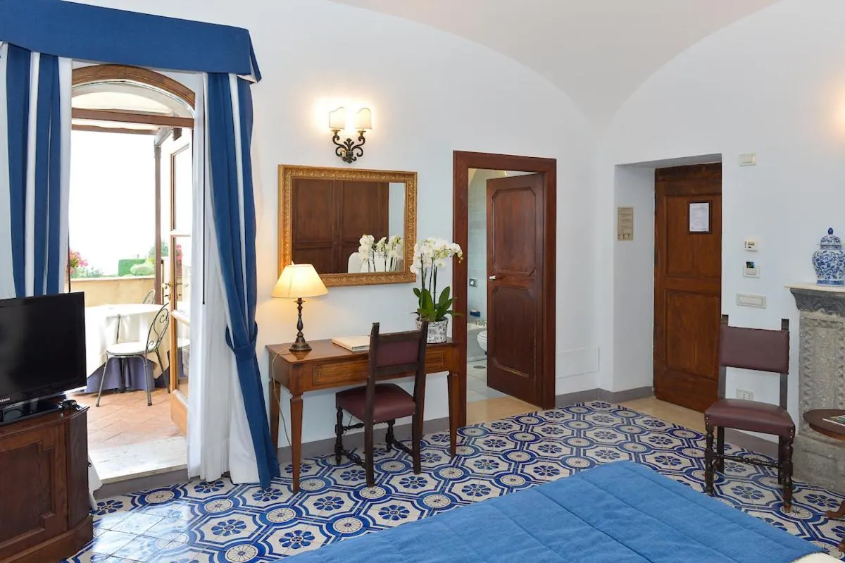 Bathroom, Bed in Hotel Villa Cimbrone