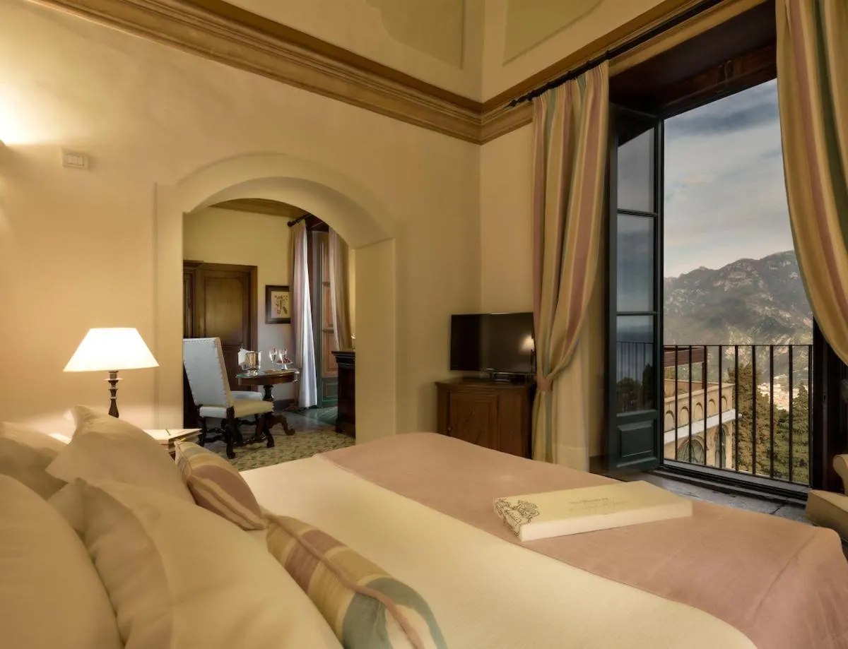 Bed in Hotel Villa Cimbrone