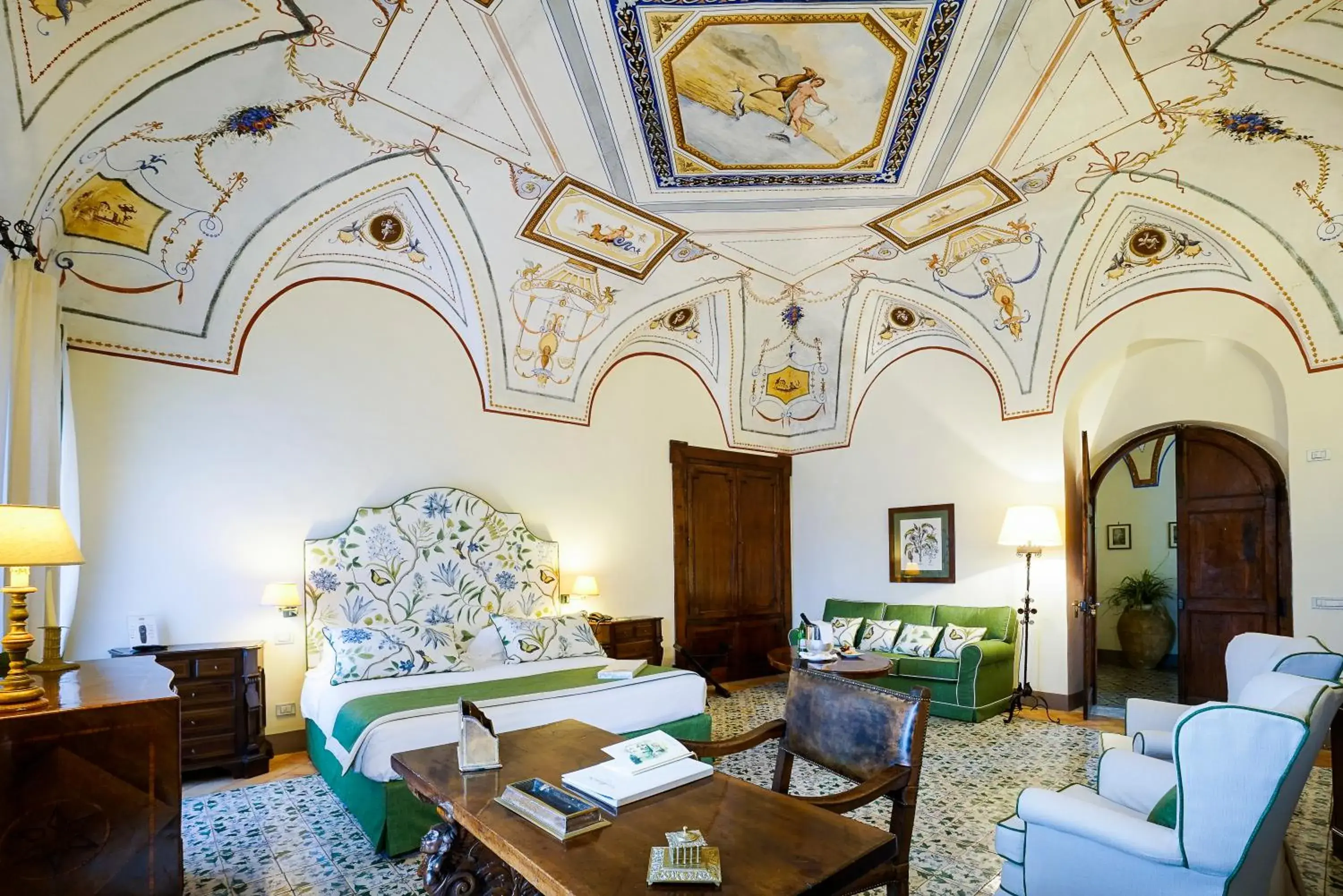 Suite with Frescoes Ceiling and Sea View in Hotel Villa Cimbrone Suite with Frescoes Ceiling and Sea View in Hotel Villa Cimbrone
