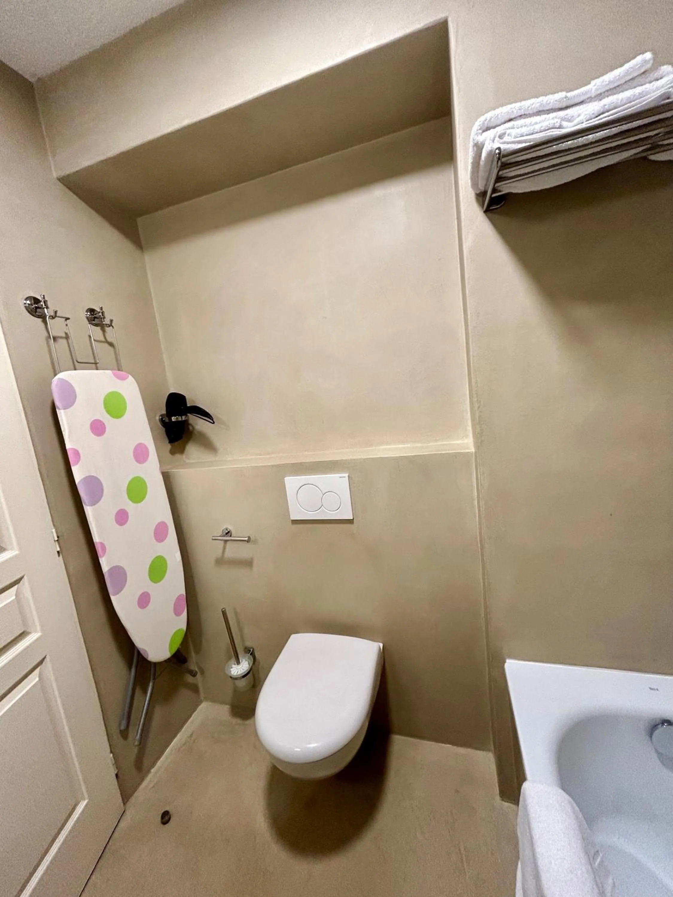 Toilet in Hôtel & Appart-hôtel Olatua