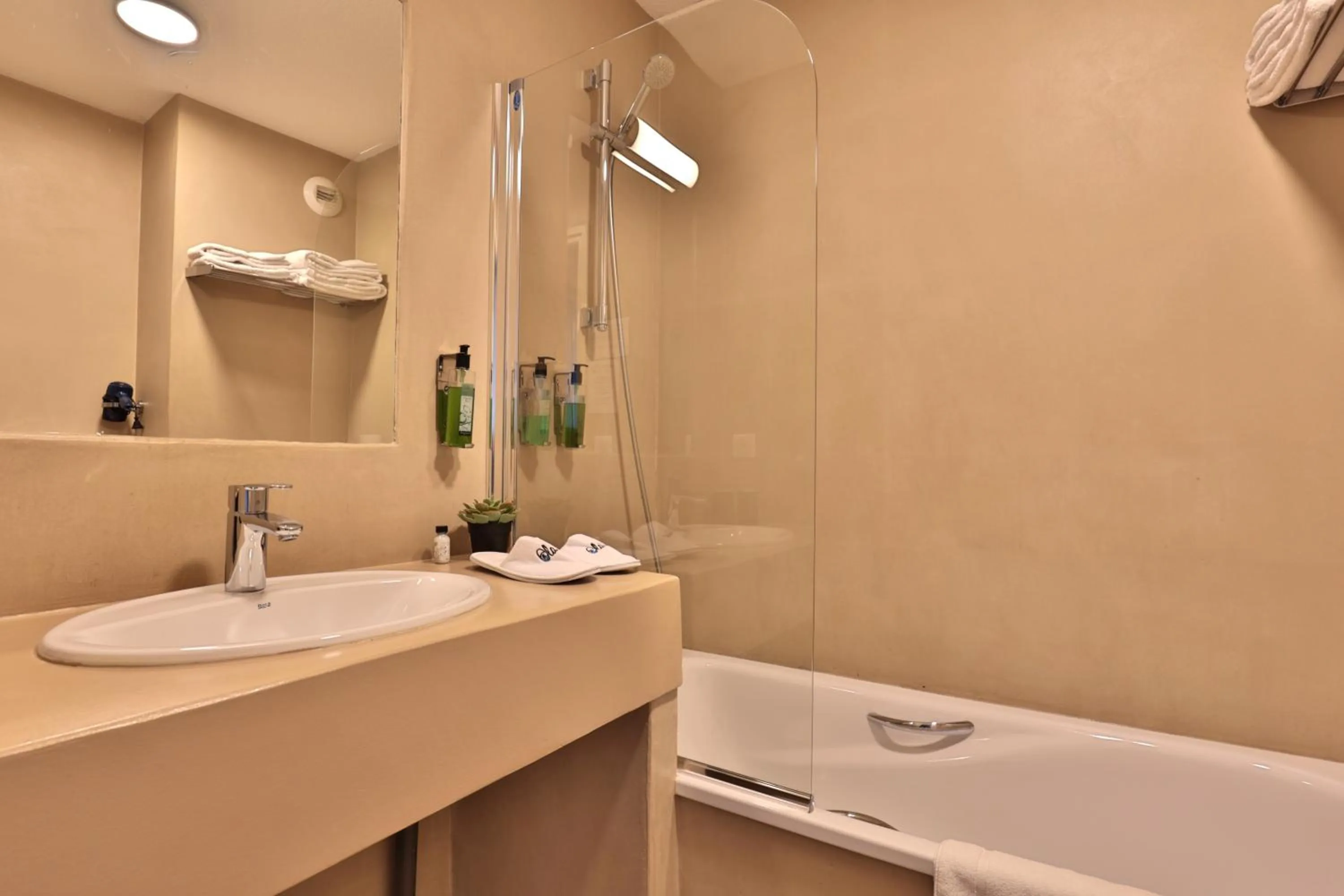 Shower in Hôtel & Appart-hôtel Olatua