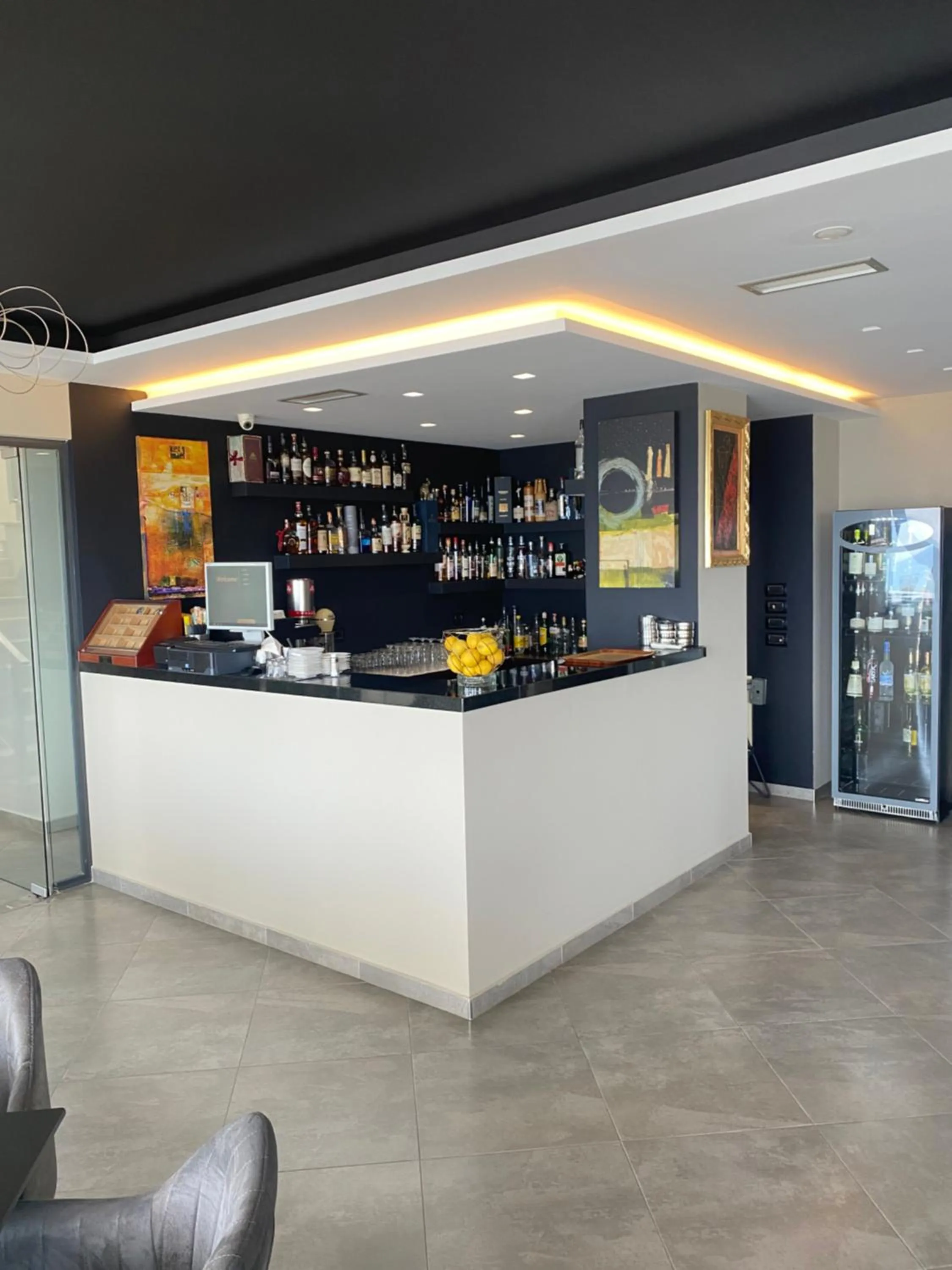 Lounge or bar in New Heaven Hotel