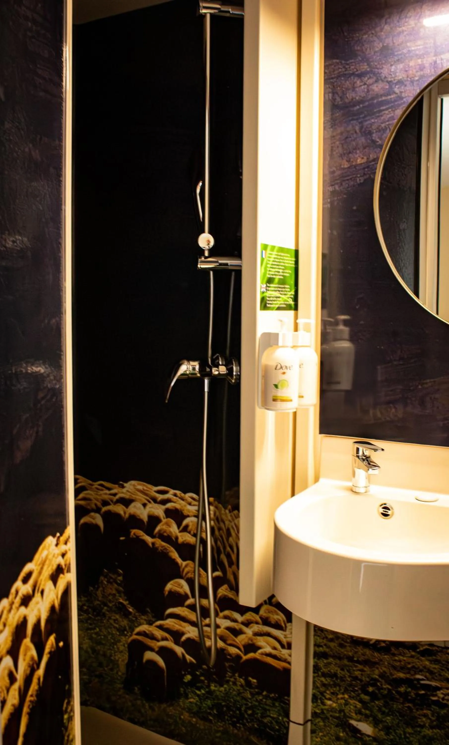 Shower in Hôtel Les Genêts Bayonne