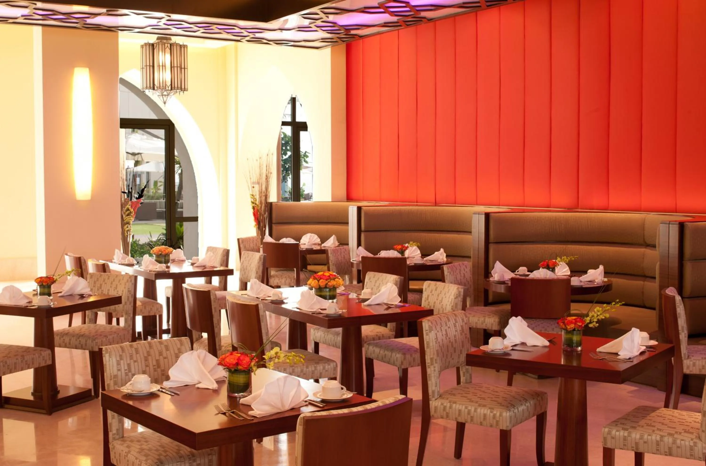 Restaurant/places to eat in Crowne Plaza Duqm by IHG