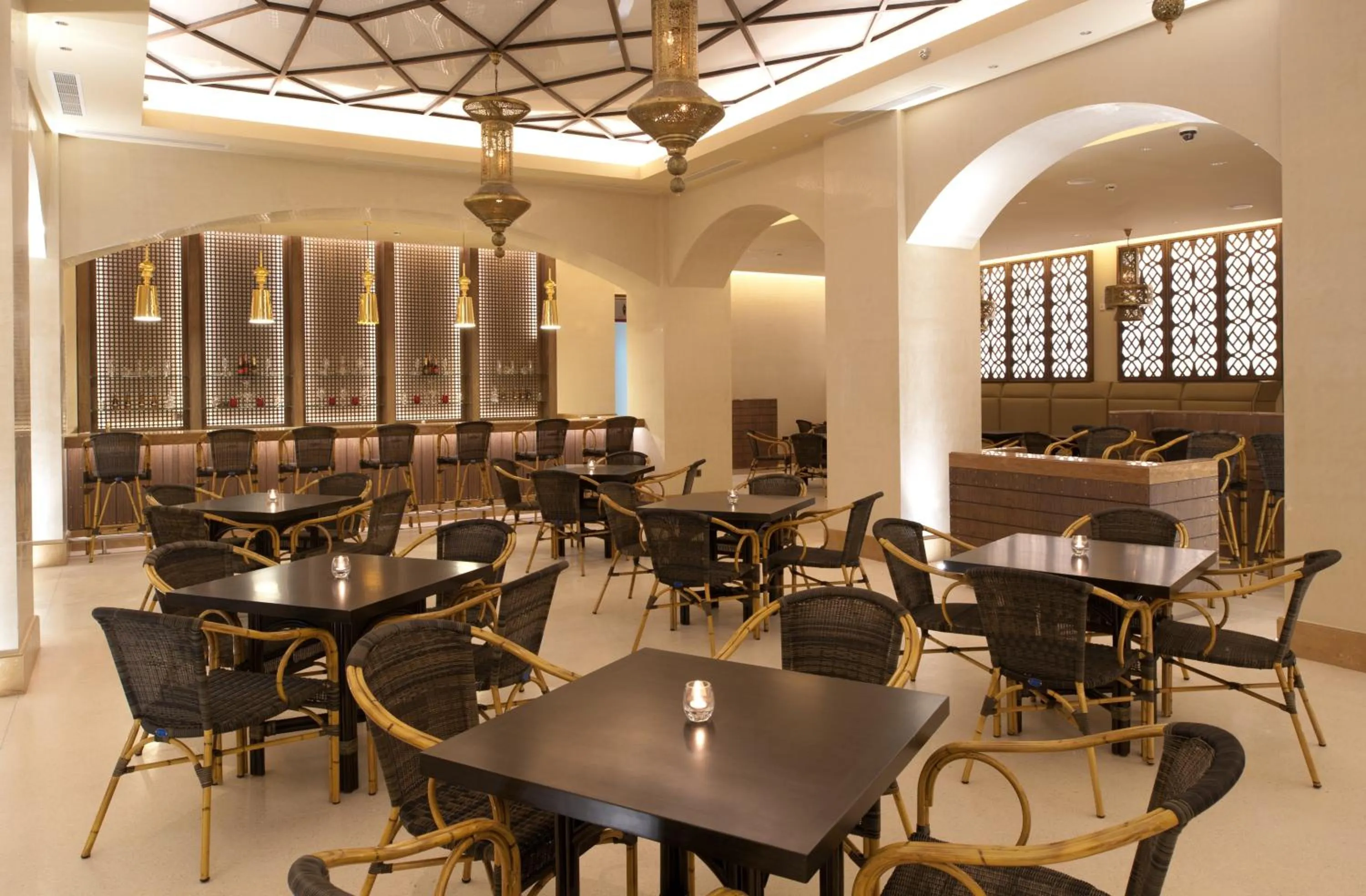 Lounge or bar in Crowne Plaza Duqm by IHG