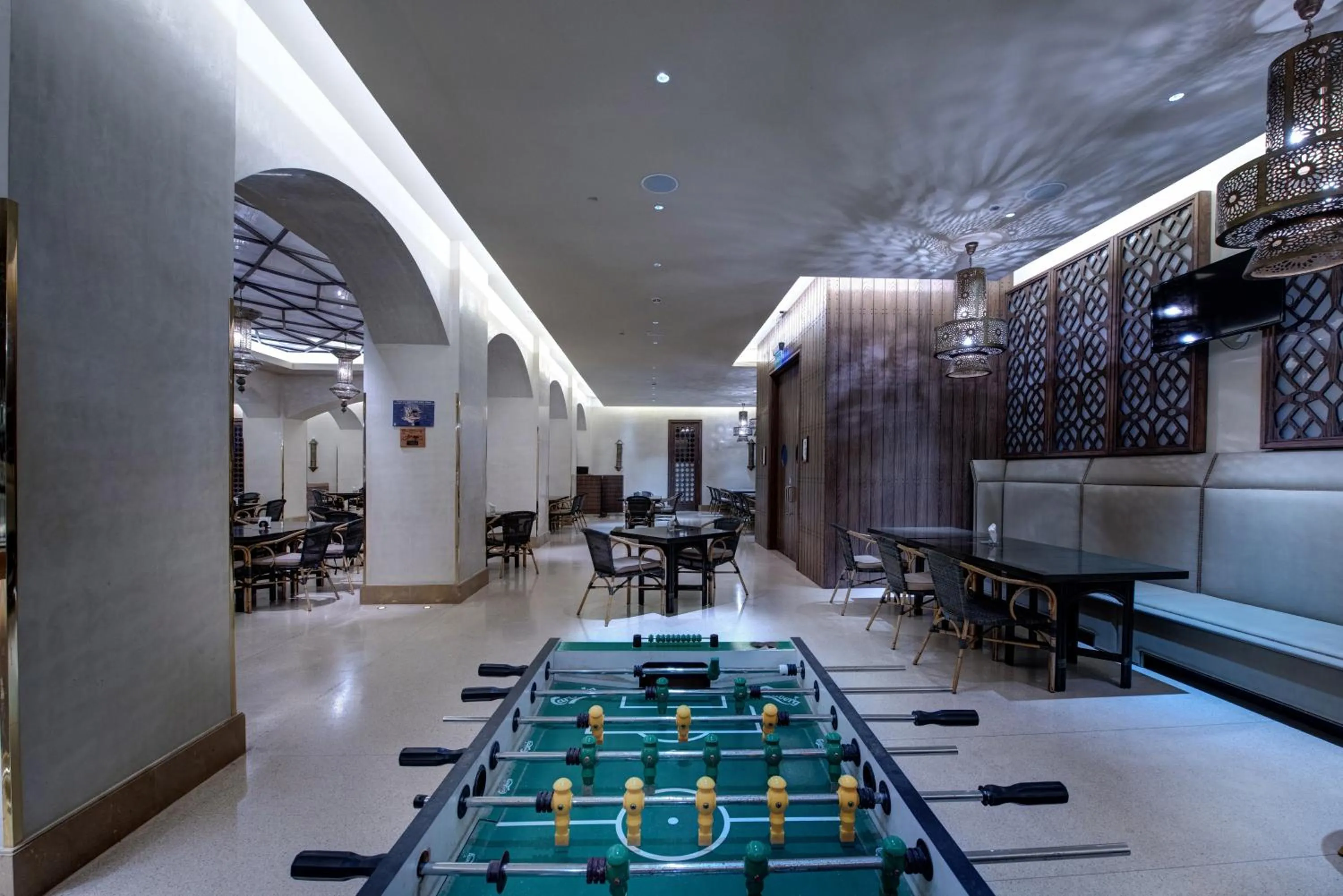 Lounge or bar in Crowne Plaza Duqm by IHG