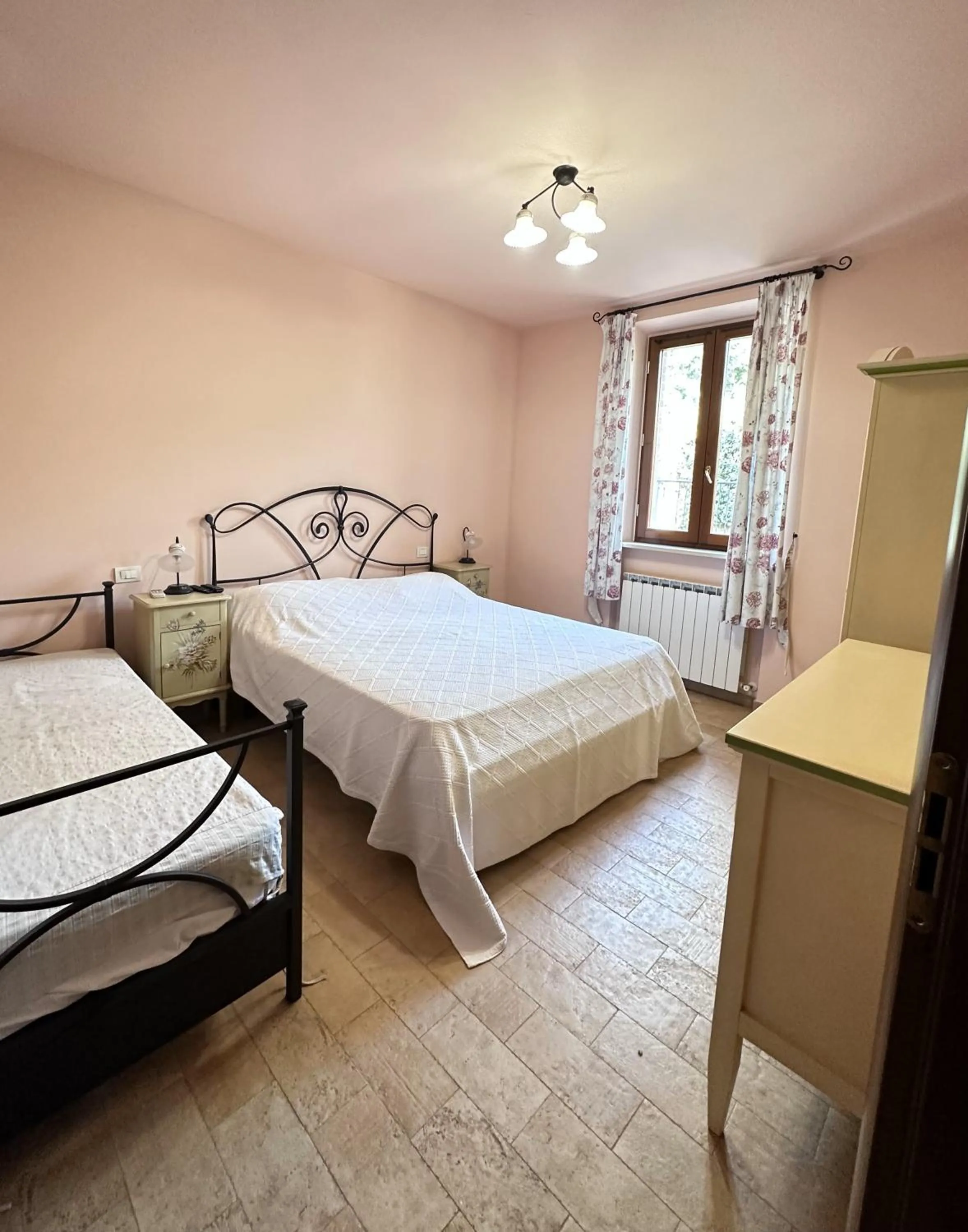 Bedroom, Bed in Cumana Blu Apartments