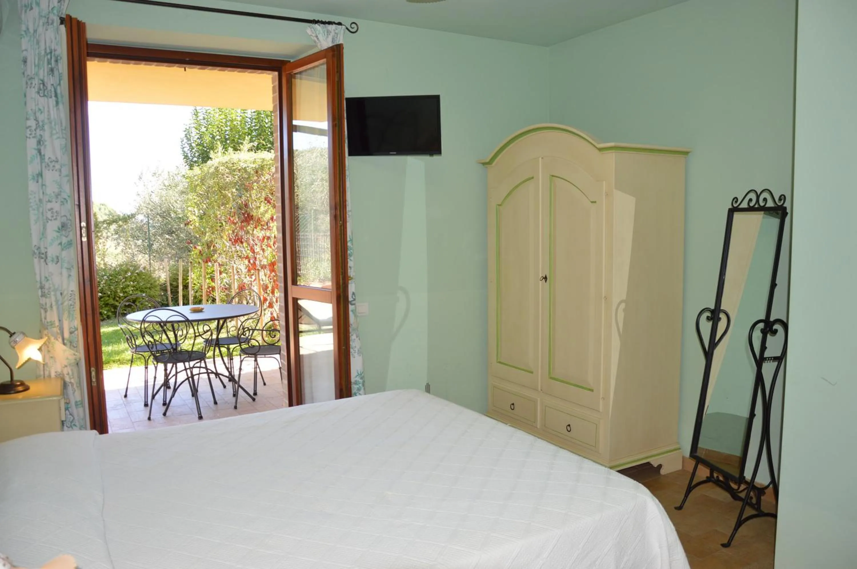 Bedroom, Bed in Cumana Blu Apartments