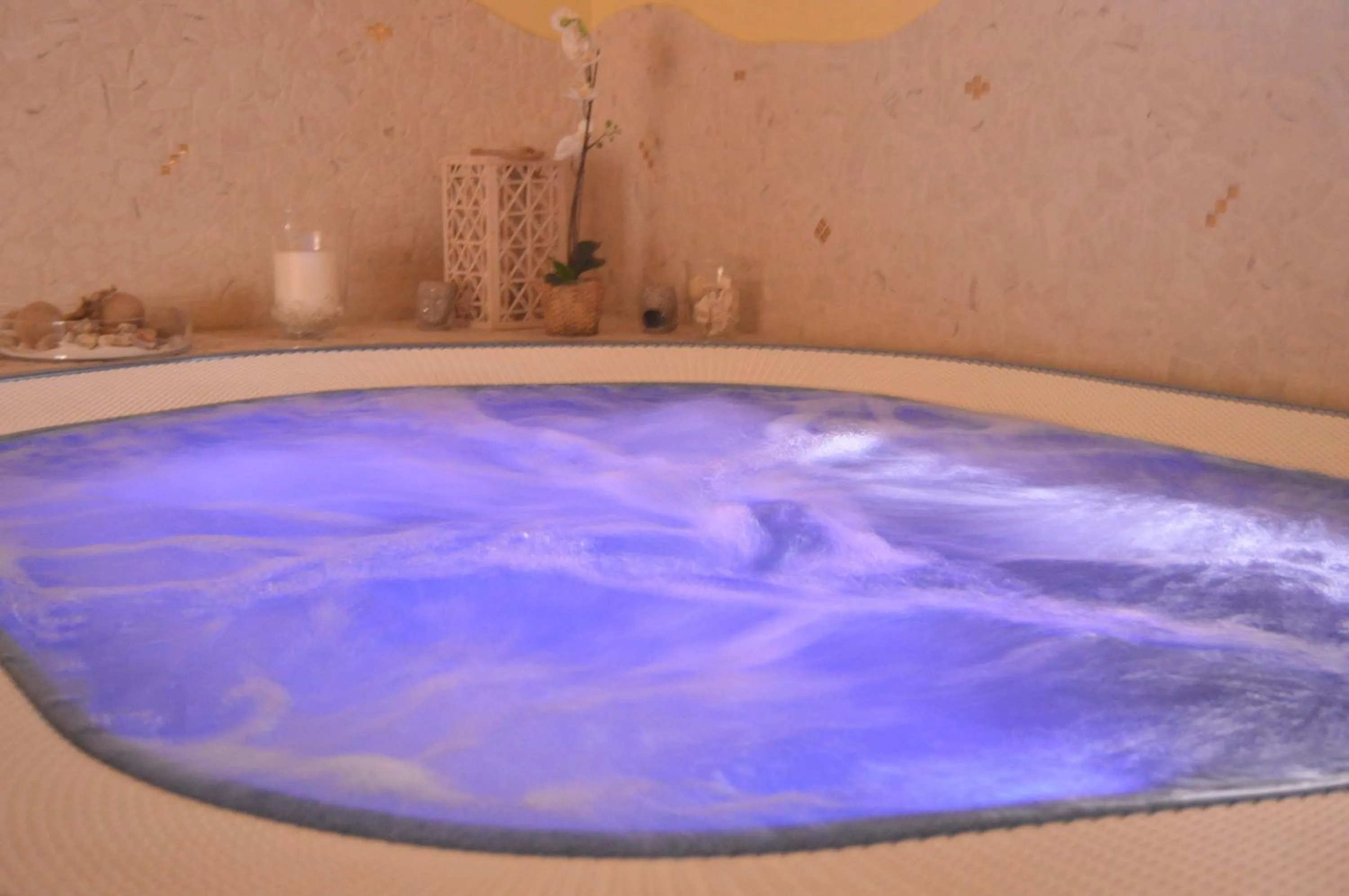 Hot Tub in Cumana Blu Apartments