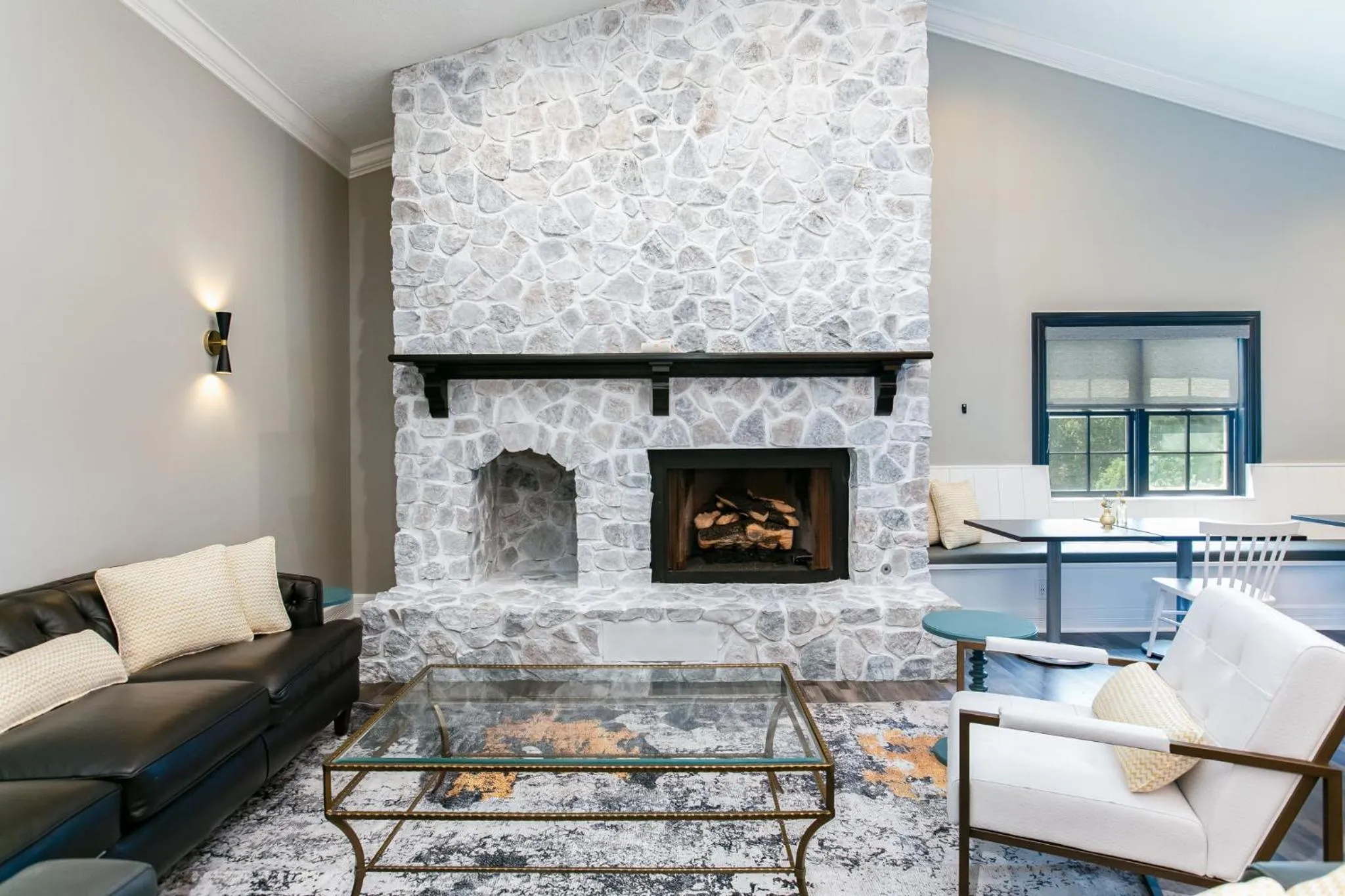 Evening entertainment in Biddle Point Inn