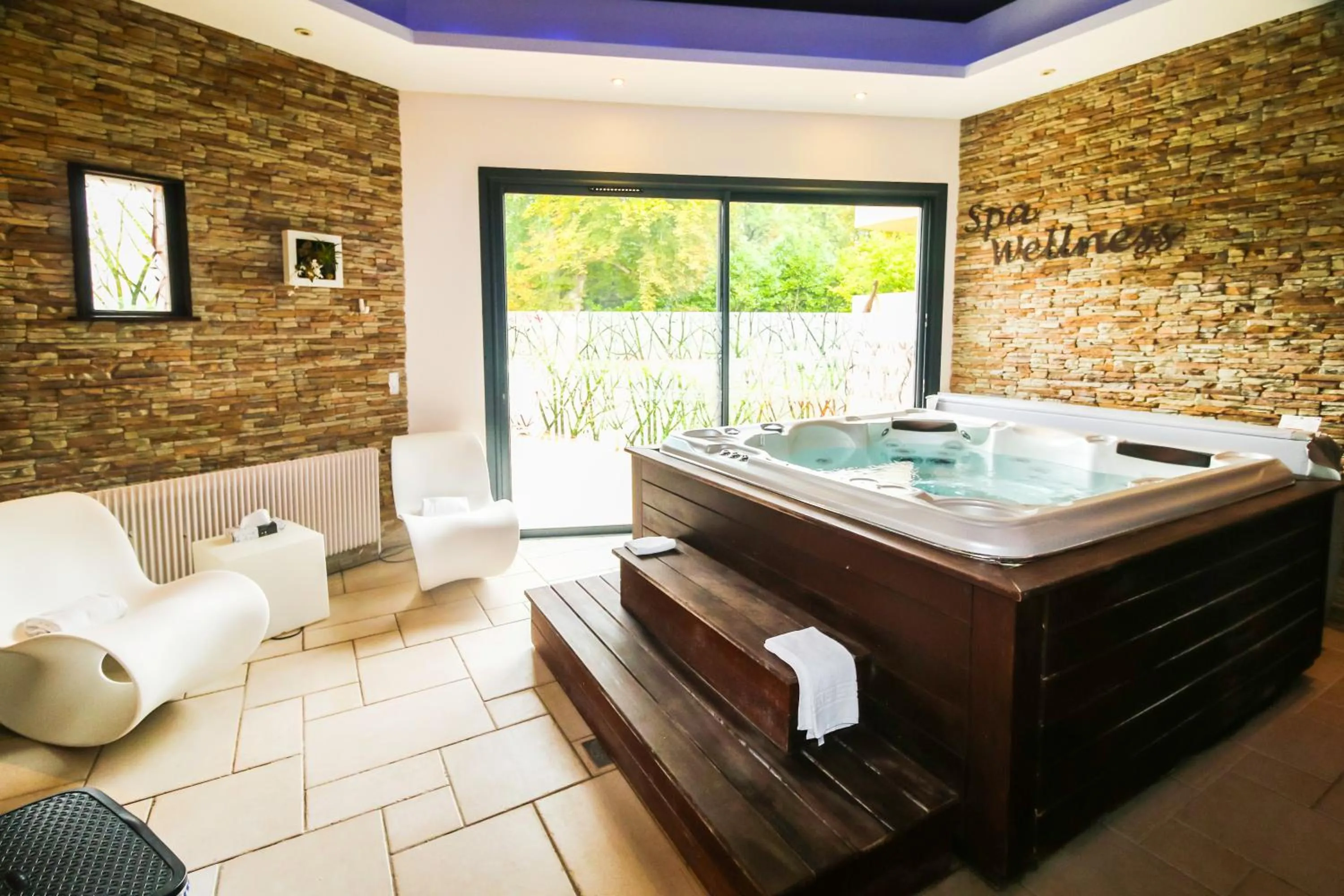 Hot Tub in Le Moulin Du Landion Hôtel et Spa