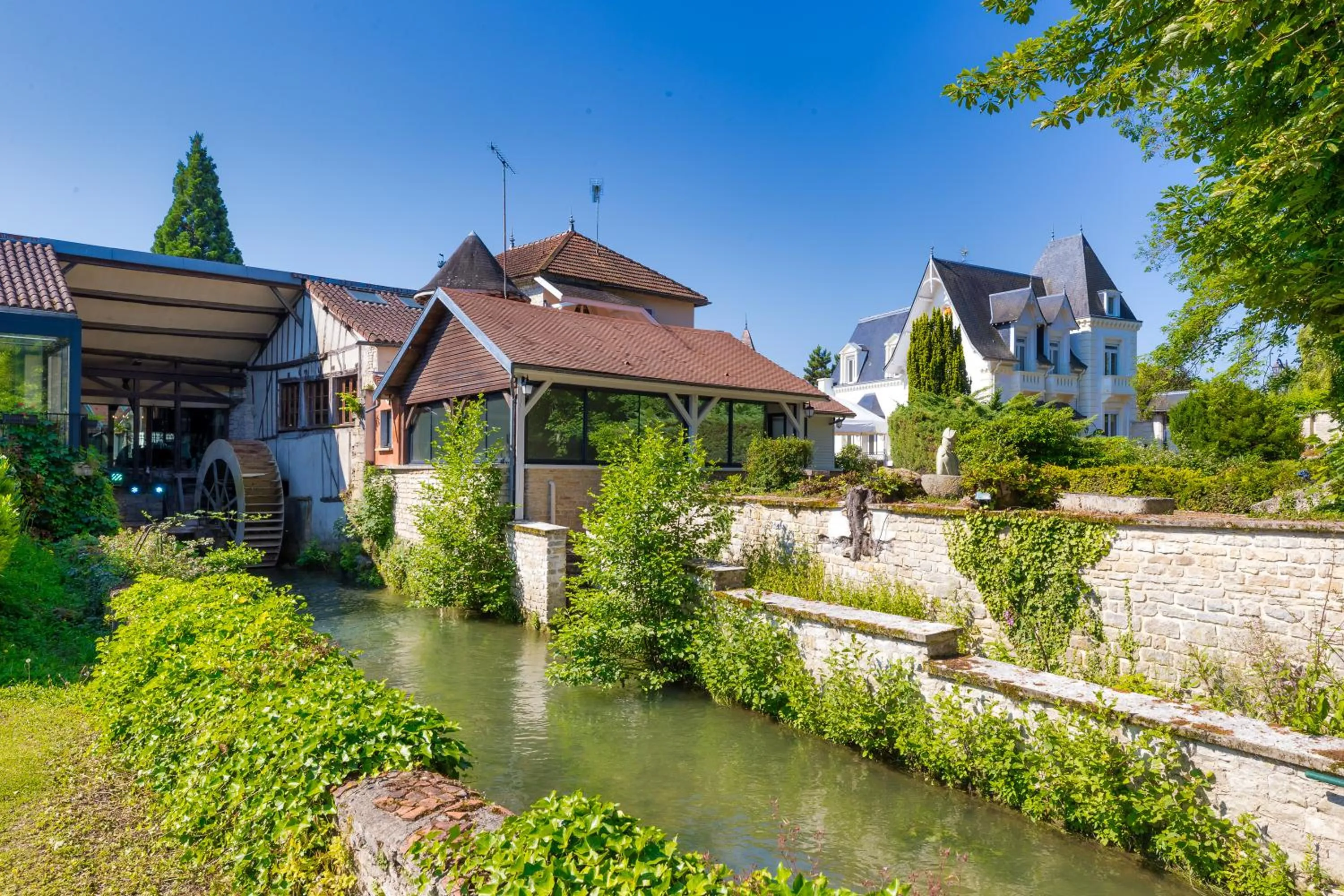 Property building in Le Moulin Du Landion Hôtel et Spa